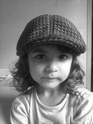 Ines participe au concours pour gagner de l'argent avec cette photo : black, black_and_white, cap, chin, clothing, eye, eyebrow, face, forehead, hair, hairstyle, hat, head, headwear, human, lip, nose, organ, person, photograph