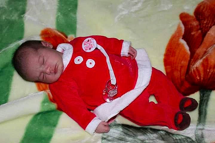 Ines participe au concours pour gagner de l'argent avec cette photo : baby, baby_products, baby_toddler_clothing, carmine, child, comfort, event, fictional_character, fun, fur, happy, hat, linens, person, room, santa_claus, sleeve, textile, toddler, toy