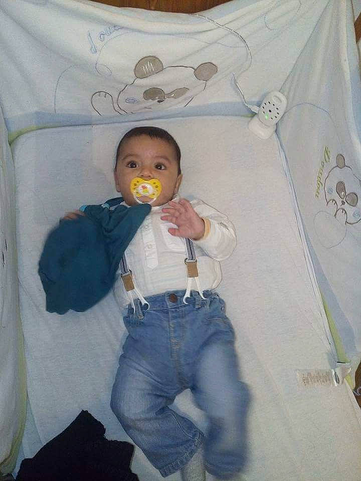 Maël a rejoint le concours — aidez-le/la à gagner de superbes lots ! baby, baby_products, baby_toddler_clothing, bedding, child, comfort, denim, eye, fun, jeans, linens, person, room, sitting, skin, sleeve, space, t_shirt, textile, toddler