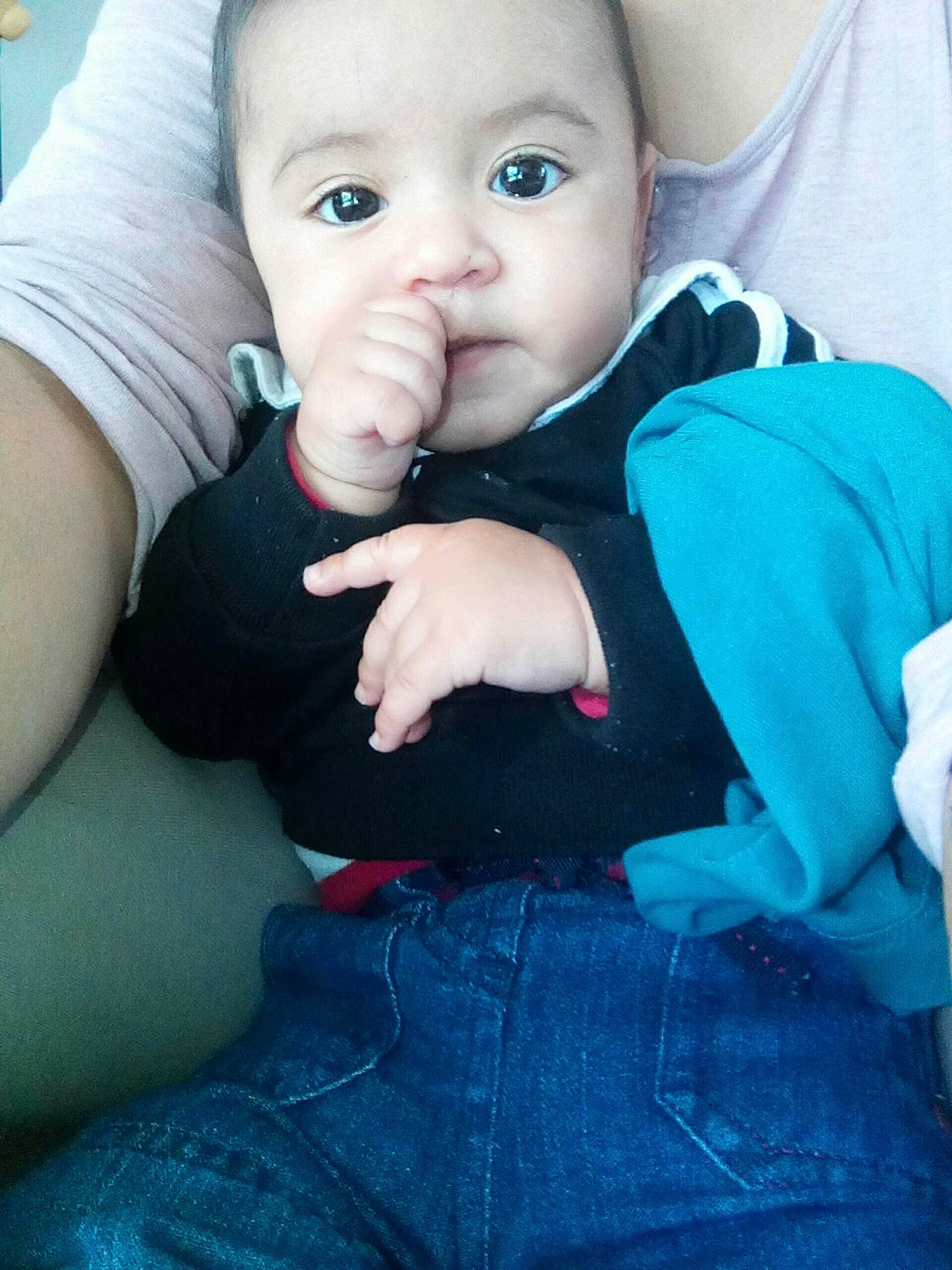 Maël participe au concours pour gagner de l'argent avec cette photo : baby_toddler_clothing, blue, cheek, chin, comfort, eye, eyebrow, eyelash, finger, flash_photography, gesture, hand, happy, head, iris, lip, mouth, nose, person, skin