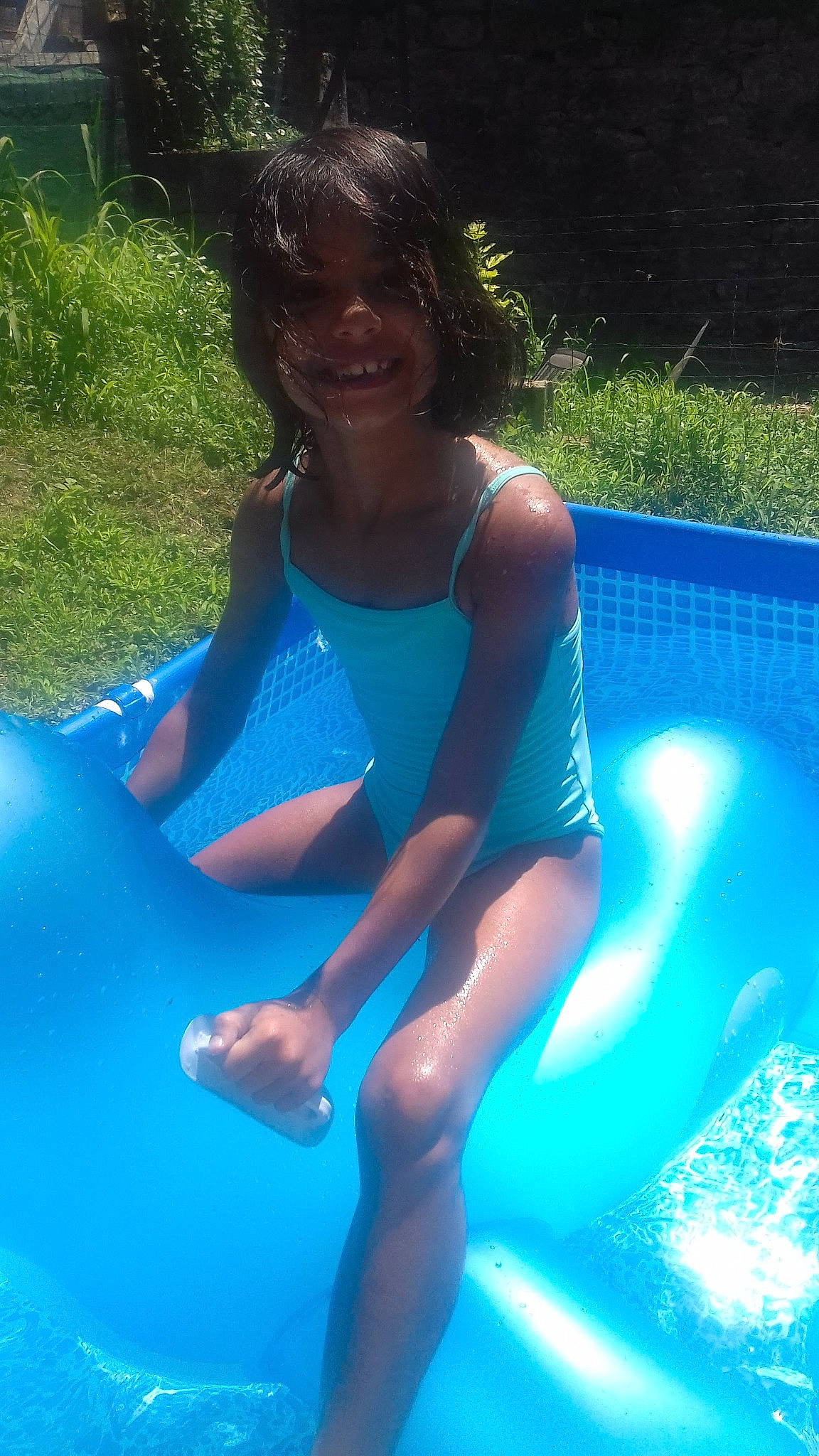 Ines participe au concours pour gagner de l'argent avec cette photo : aqua, azure, electric_blue, fun, games, happy, human_leg, inflatable, joy, leisure, leisure_centre, mammal, person, photograph, plant, recreation, smile, swimming_pool, swimwear, thigh