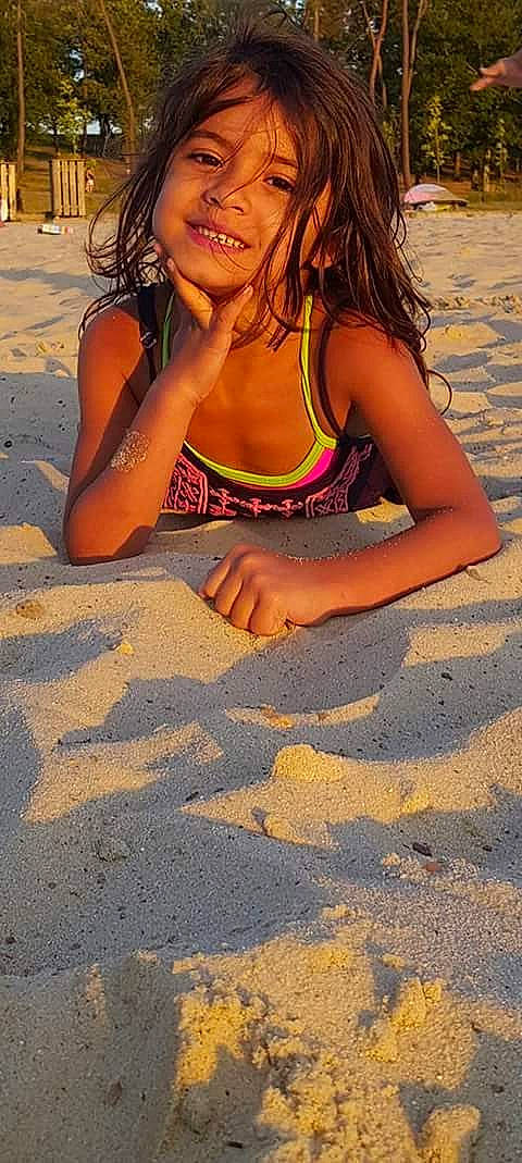 Ines a rejoint le concours — aidez-le/la à gagner de superbes lots ! arm, beach, body_of_water, brassiere, finger, fun, hair, hand, happy, head, human, human_body, joy, leg, muscle, organ, people_in_nature, people_on_beach, person, smile