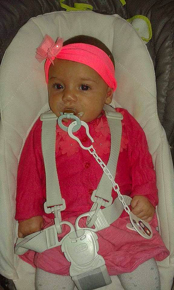 Kassandra a rejoint le concours — aidez-le/la à gagner de superbes lots ! baby, baby_products, baby_toddler_clothing, cap, carmine, cheek, child, event, face, fashion_accessory, headwear, human_body, jewellery, outerwear, person, pink, product, santa_claus, skin, sleeve