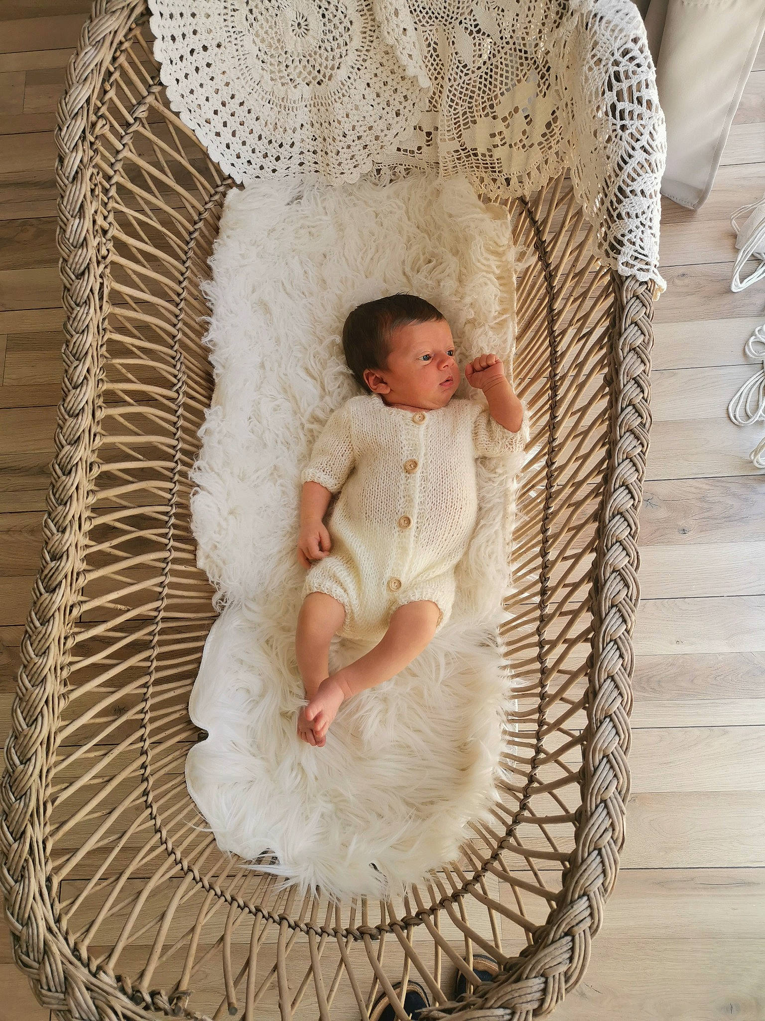 élio participe au concours pour gagner de l'argent avec cette photo : arm, baby, baby_toddler_clothing, basket, chair, comfort, dress, eye, face, flooring, hand, head, headgear, human_body, pattern, person, sleeve, textile, toddler, wicker