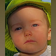 Kayden a rejoint le concours — aidez-le/la à gagner de superbes lots ! toddler, child, face, hat, green_hat, bucket_hat, white_shirt, outdoor, nature, sunlight, portrait, serious_expression, young_child, blue_eyes, closeup, headwear, summer, daylight, baby, person