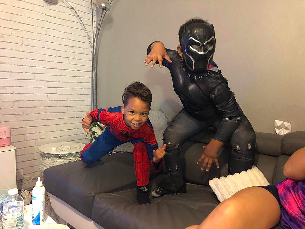 Mady participe au concours pour gagner de l'argent avec cette photo : automotive_design, black_hair, carmine, child, comfort, costume, couch, event, fictional_character, fun, glove, human_leg, joy, lap, leisure, person, personal_protective_equipment, room, sitting, t_shirt