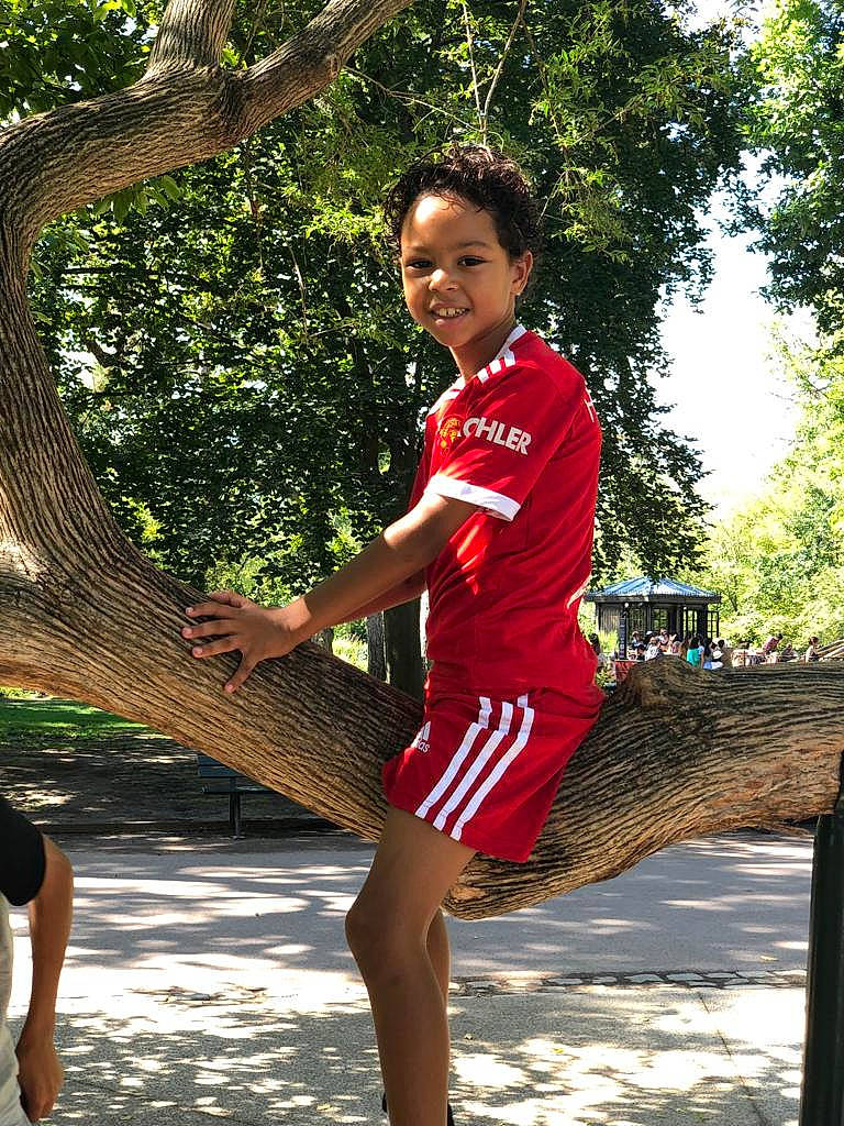 Mady participe au concours pour gagner de l'argent avec cette photo : barefoot, fun, grass, happy, human_leg, joy, leisure, people_in_nature, person, player, recreation, shorts, smile, sports, sports_uniform, sportswear, t_shirt, thigh, tree, trunk