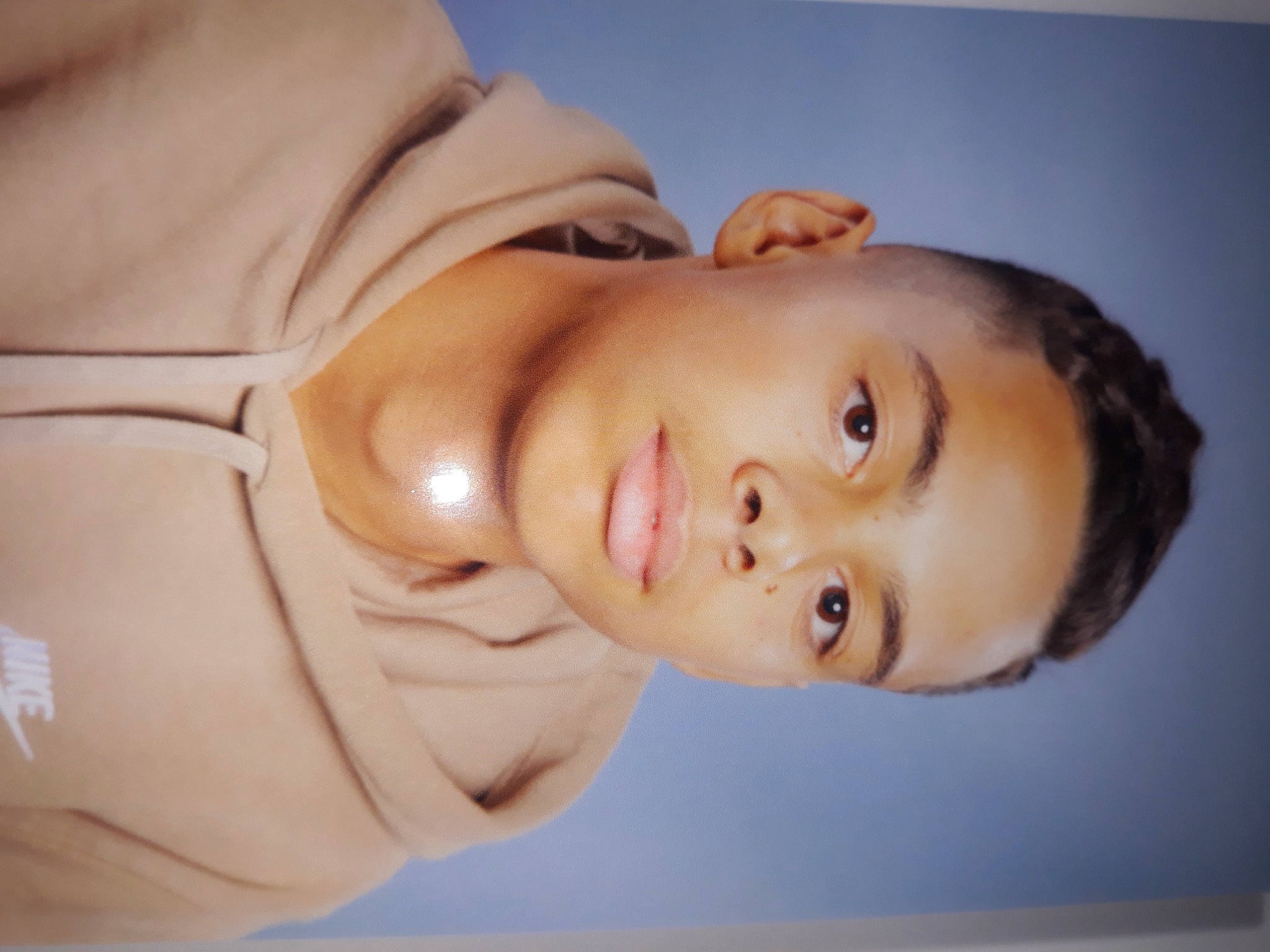 Issa participe au concours pour gagner de l'argent avec cette photo : cheek, chest, elbow, eye, eyebrow, eyelash, face, flash_photography, forehead, gesture, jaw, lip, mouth, neck, nose, person, shoulder, skin, sleeve, smile