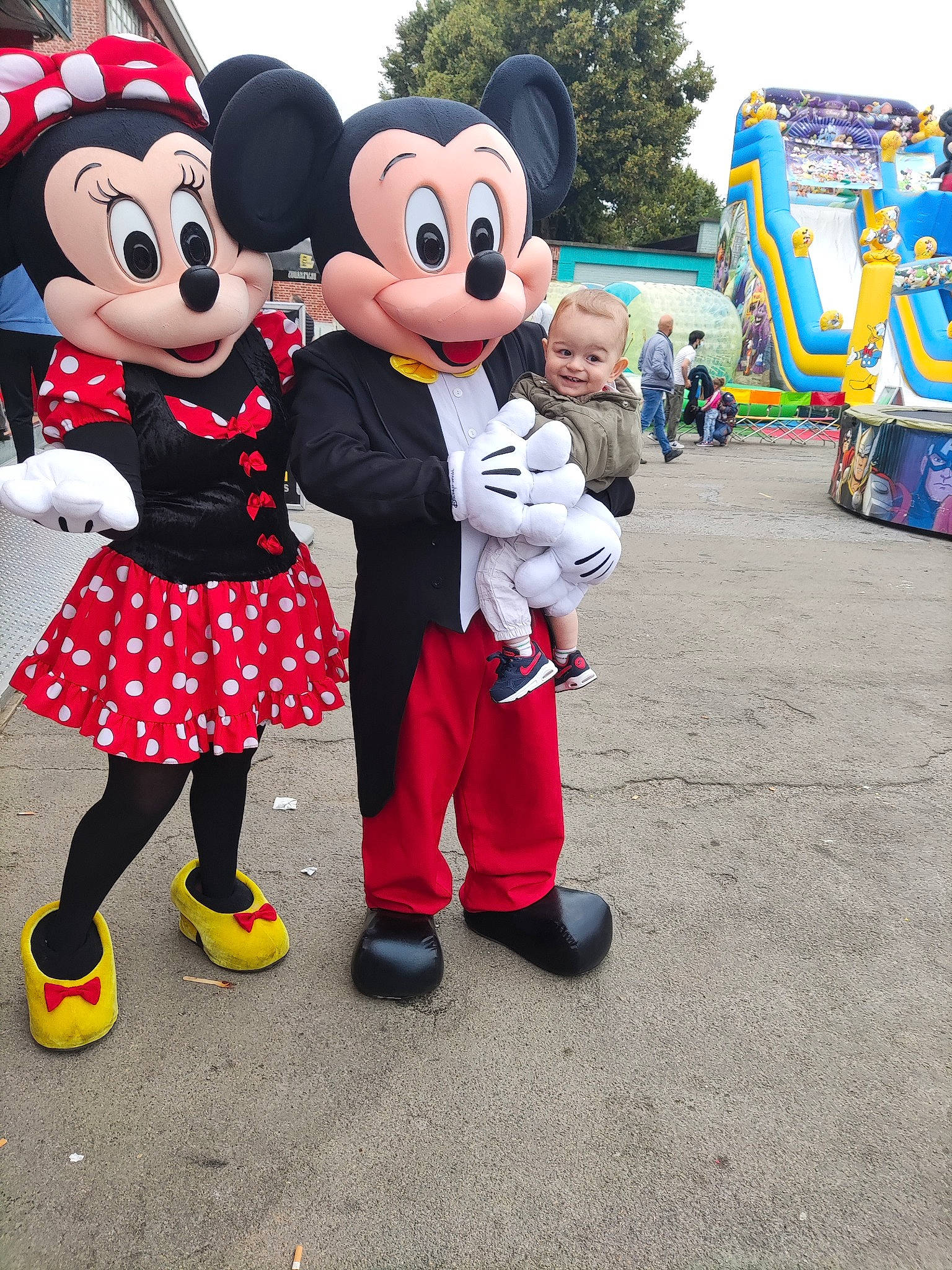 Driss a rejoint le concours — aidez-le/la à gagner de superbes lots ! animated_cartoon, cartoon, event, fun, fur, gesture, happy, hat, holiday, joy, leisure, mammal, mascot, person, recreation, sky, smile, suit, sun_hat, tourism