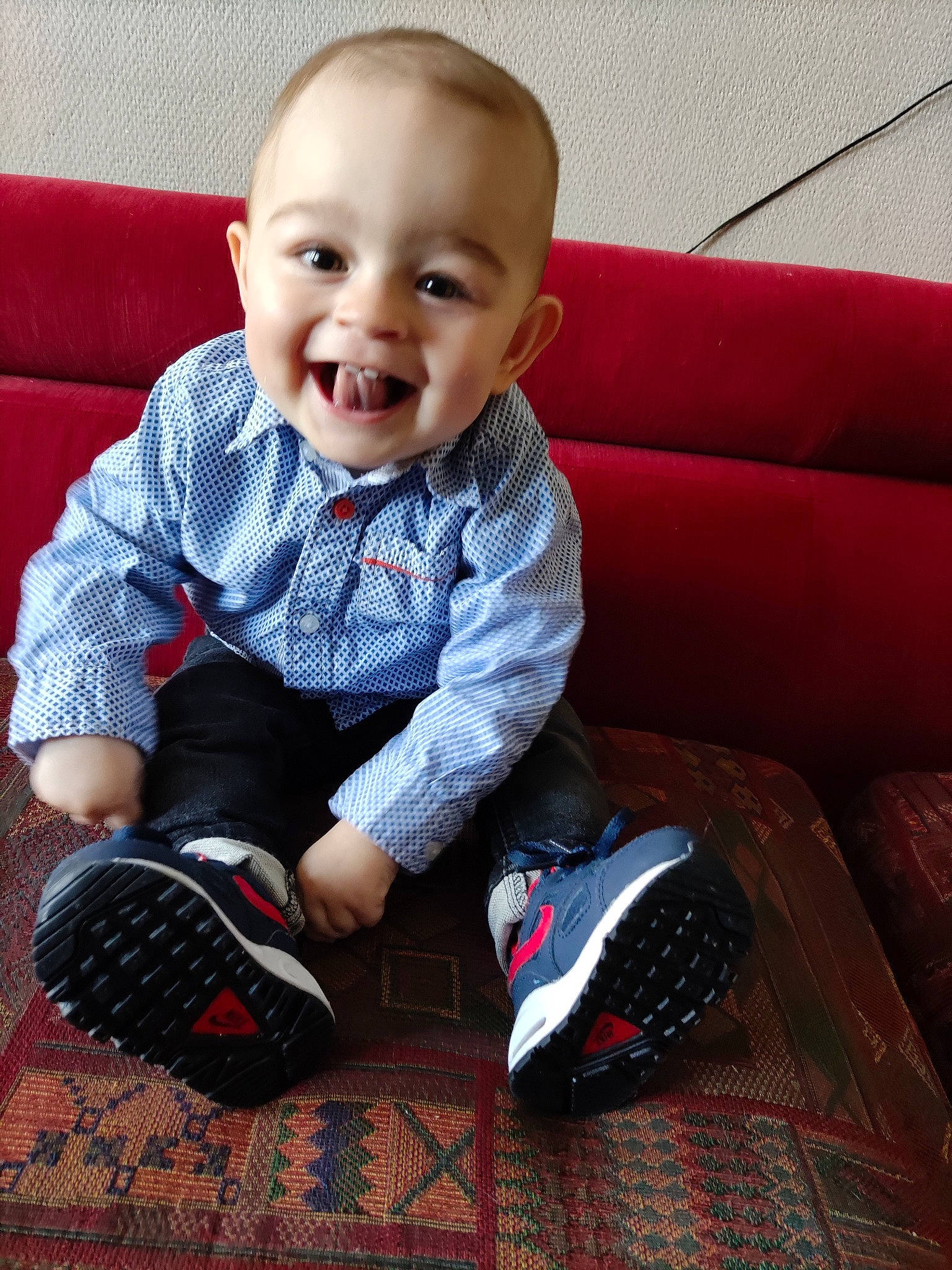 Driss participe au concours pour gagner de l'argent avec cette photo : arm, baby, baby_toddler_clothing, comfort, cool, electric_blue, finger, flooring, happy, human_leg, joint, joy, knee, person, shoe, skin, sleeve, smile, sock, thumb
