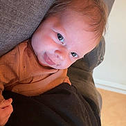 Mia a rejoint le concours — aidez-le/la à gagner de superbes lots ! baby, child, clothing, comfort, couch, cozy, cute, expression, face, head, indoor, infant, pacifier, person, portrait, relaxation, skin, smile, sweater, young