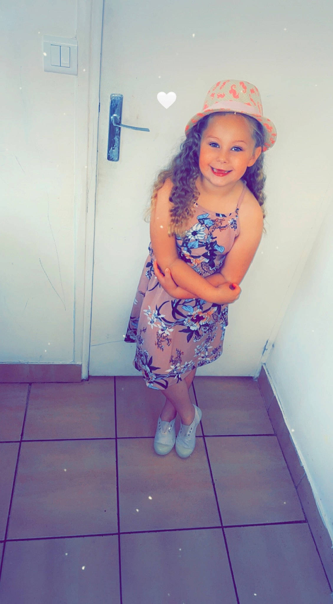 Emma participe au concours pour gagner de l'argent avec cette photo : baby_toddler_clothing, child, door, electric_blue, face, fashion_design, flooring, fun, happy, hat, head, headwear, joy, magenta, person, pink, purple, sandal, shoe, skin