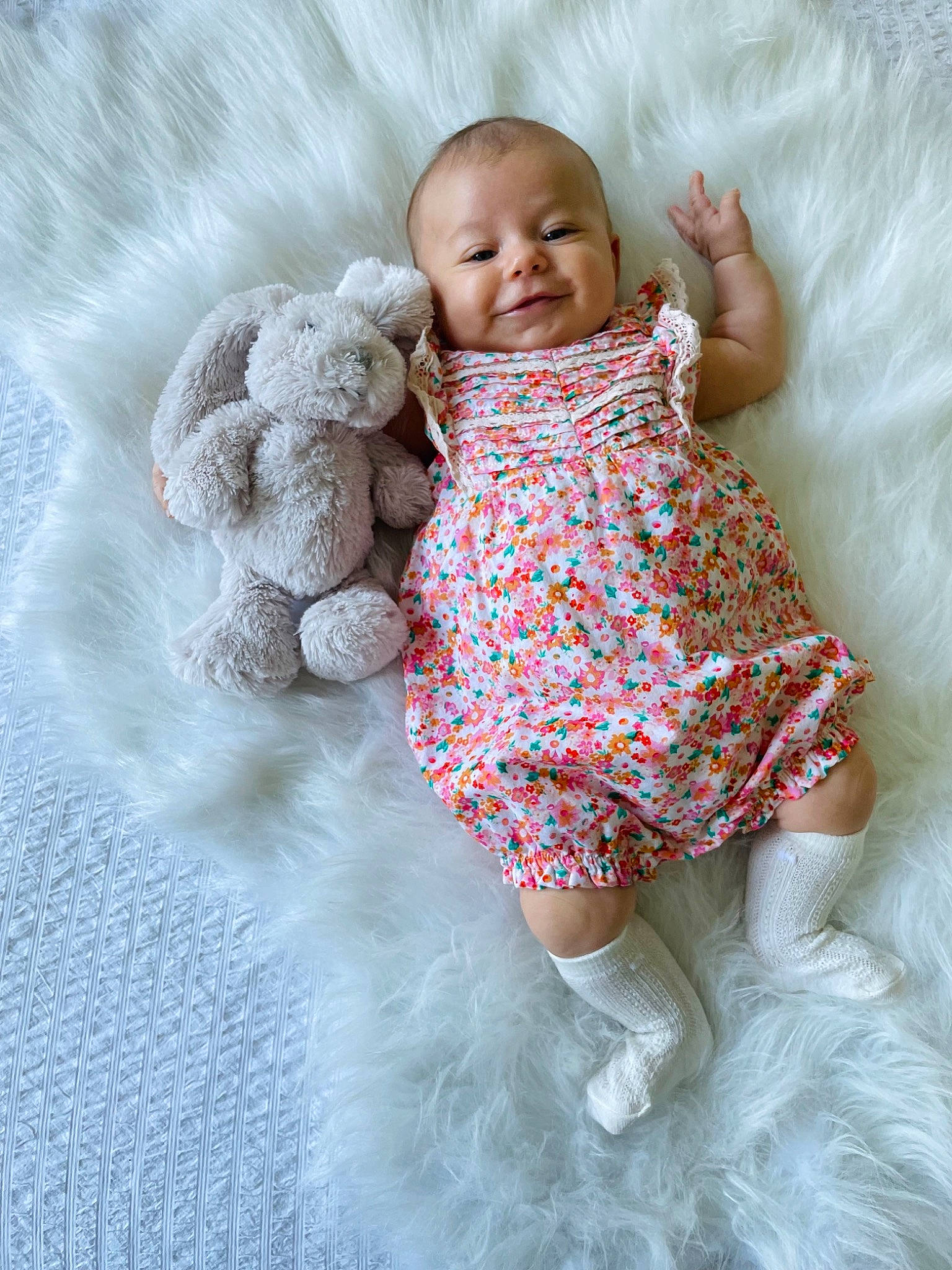 Alba a rejoint le concours — aidez-le/la à gagner de superbes lots ! arm, baby, baby_toddler_clothing, child, comfort, day_dress, dress, face, fur, gesture, happy, head, joy, linens, one_piece_garment, pattern, person, skin, sleeve, smile