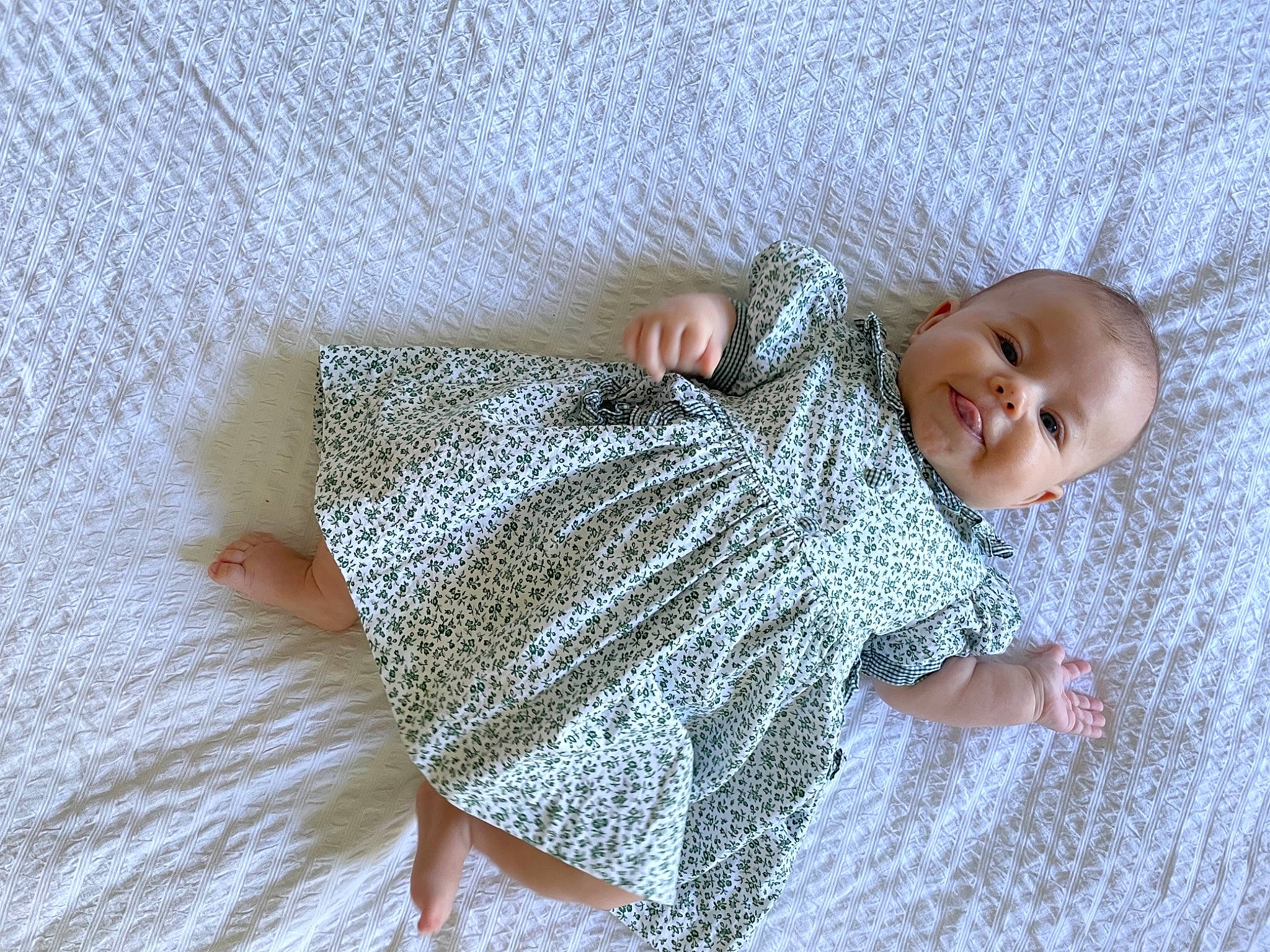 Alba a rejoint le concours — aidez-le/la à gagner de superbes lots ! baby, baby_sleeping, baby_toddler_clothing, bedding, child, comfort, finger, floor, flooring, grey, hand, linens, pattern, person, room, skin, sleeve, textile, toddler, wood