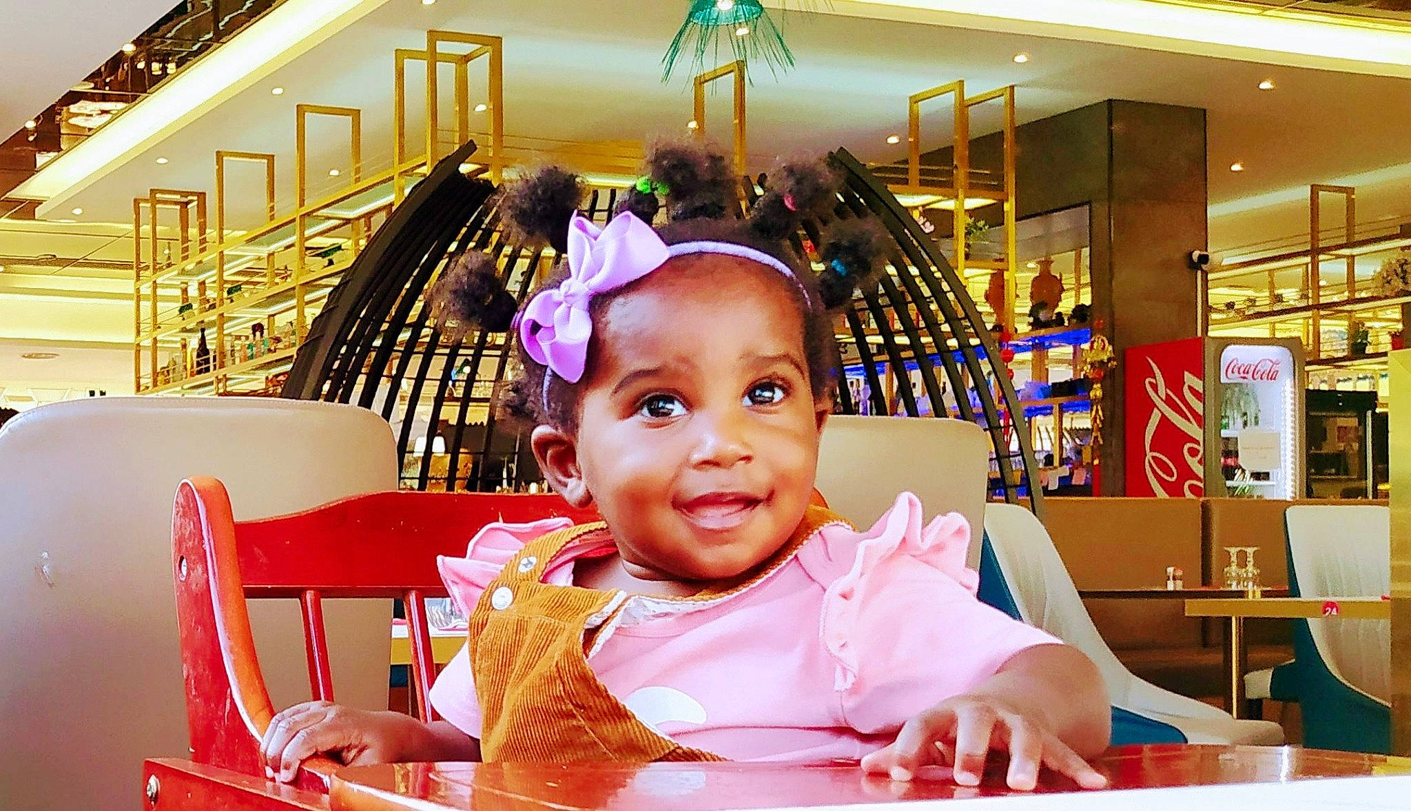 Hanae Elsa participe au concours pour gagner de l'argent avec cette photo : baby, beauty_salon, chair, child, comfort_food, customer, eating, event, food, fun, happy, joy, junk_food, leisure, person, room, sitting, smile, sweetness, table