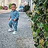 Kaïs a rejoint le concours — aidez-le/la à gagner de superbes lots ! child, toddler, smile, tracksuit, sneakers, street, sidewalk, urban, hedge, leaves, car, building, houses, sky, portrait, outdoor, pavement, fashion, young_person, playful
