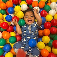 Zayn a rejoint le concours — aidez-le/la à gagner de superbes lots ! baby, ball_pit, blue_outfit, child, colorful_balls, cute, fun, happy, holding_ball, indoor, infant, joyful, multicolored, patterned_clothing, playful, playtime, portrait, smiling, toddler, young_child