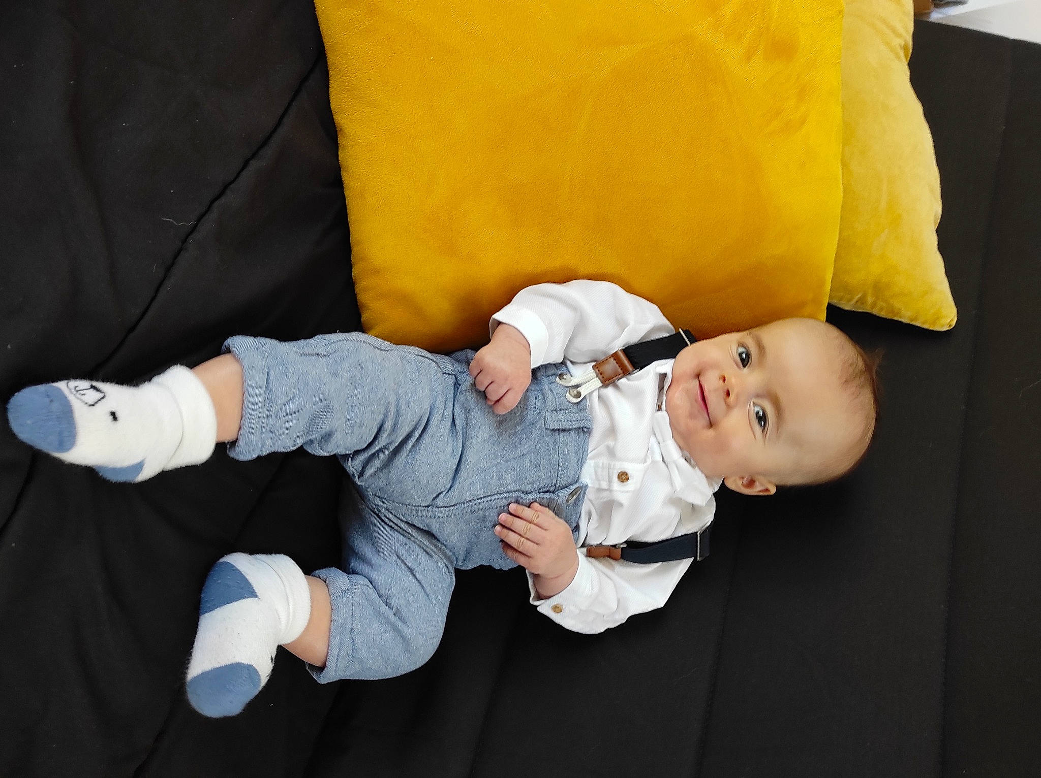 Titoan a rejoint le concours — aidez-le/la à gagner de superbes lots ! baby, baby_toddler_clothing, bedding, child, collar, comfort, couch, finger, fun, gesture, happy, joy, linens, person, pillow, sitting, sleeve, smile, throw_pillow, thumb