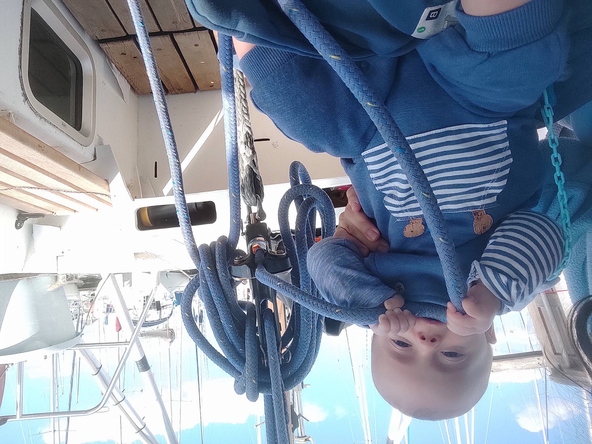 Titoan participe au concours pour gagner de l'argent avec cette photo : auto_part, boat, denim, elbow, electric_blue, fun, hat, leisure, naval_architecture, person, recreation, rope, sky, sleeve, sunglasses, t_shirt, thigh, travel, waist, watercraft