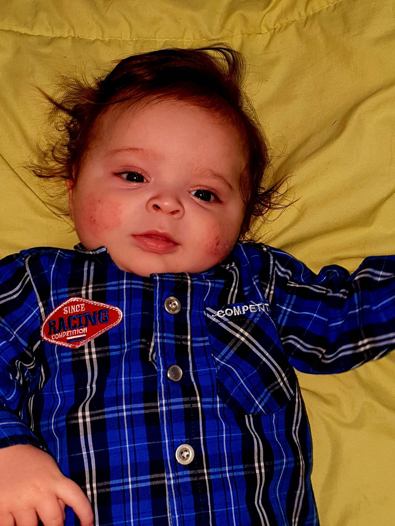 Tessio a rejoint le concours — aidez-le/la à gagner de superbes lots ! baby, blue, cheek, child, design, eye, face, head, iris, lip, outerwear, pattern, person, plaid, tartan, textile, toddler