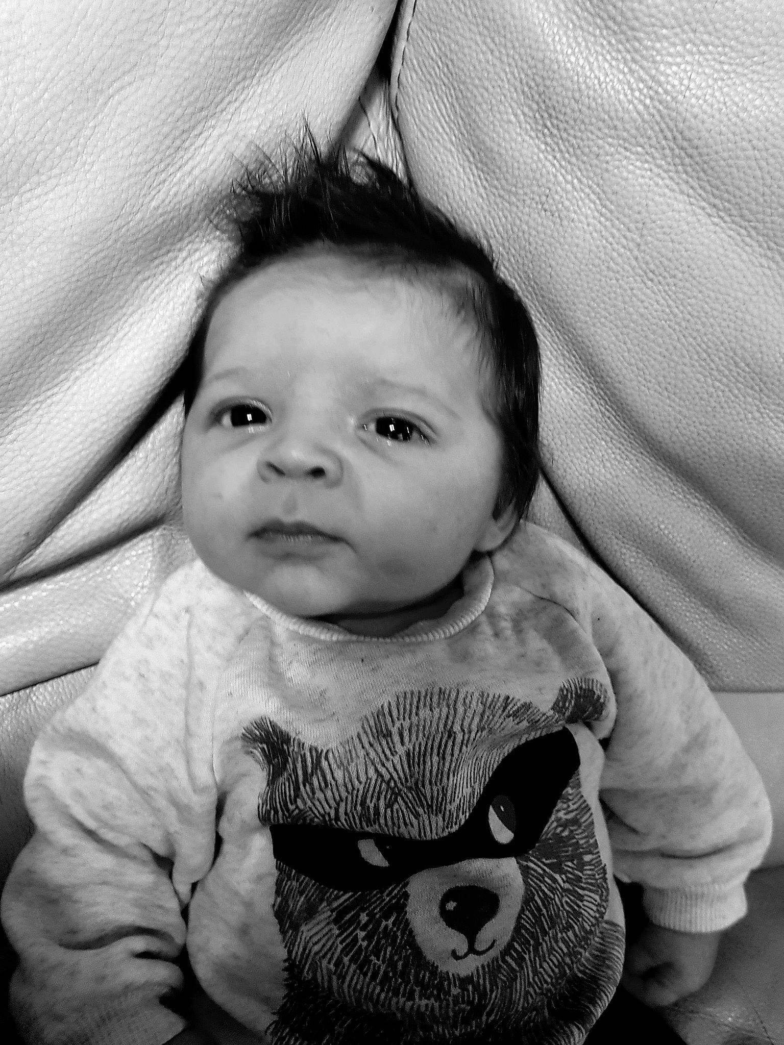 Tessio participe au concours pour gagner de l'argent avec cette photo : baby, black, black_and_white, cheek, child, eye, face, head, iris, lip, monochrome, monochrome_photography, nose, people, person, photography, skin, smile, snapshot, toddler