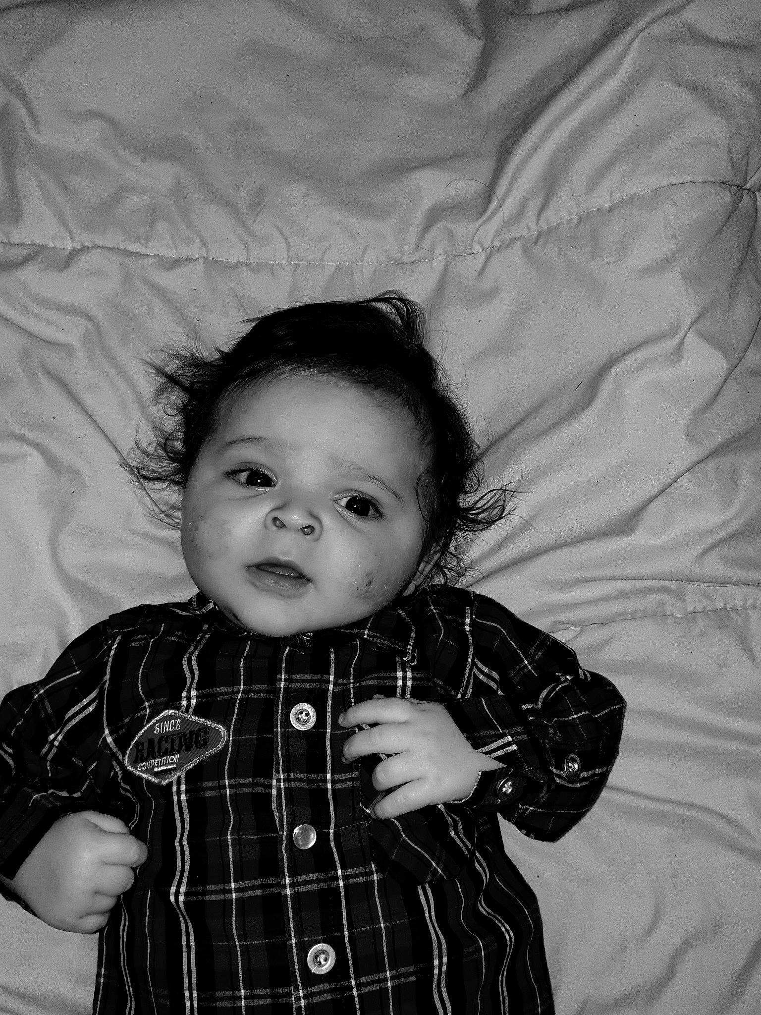 Tessio participe au concours pour gagner de l'argent avec cette photo : baby, black, black_and_white, cheek, child, design, eye, face, head, iris, lip, monochrome, monochrome_photography, pattern, person, photograph, photography, plaid, skin, toddler