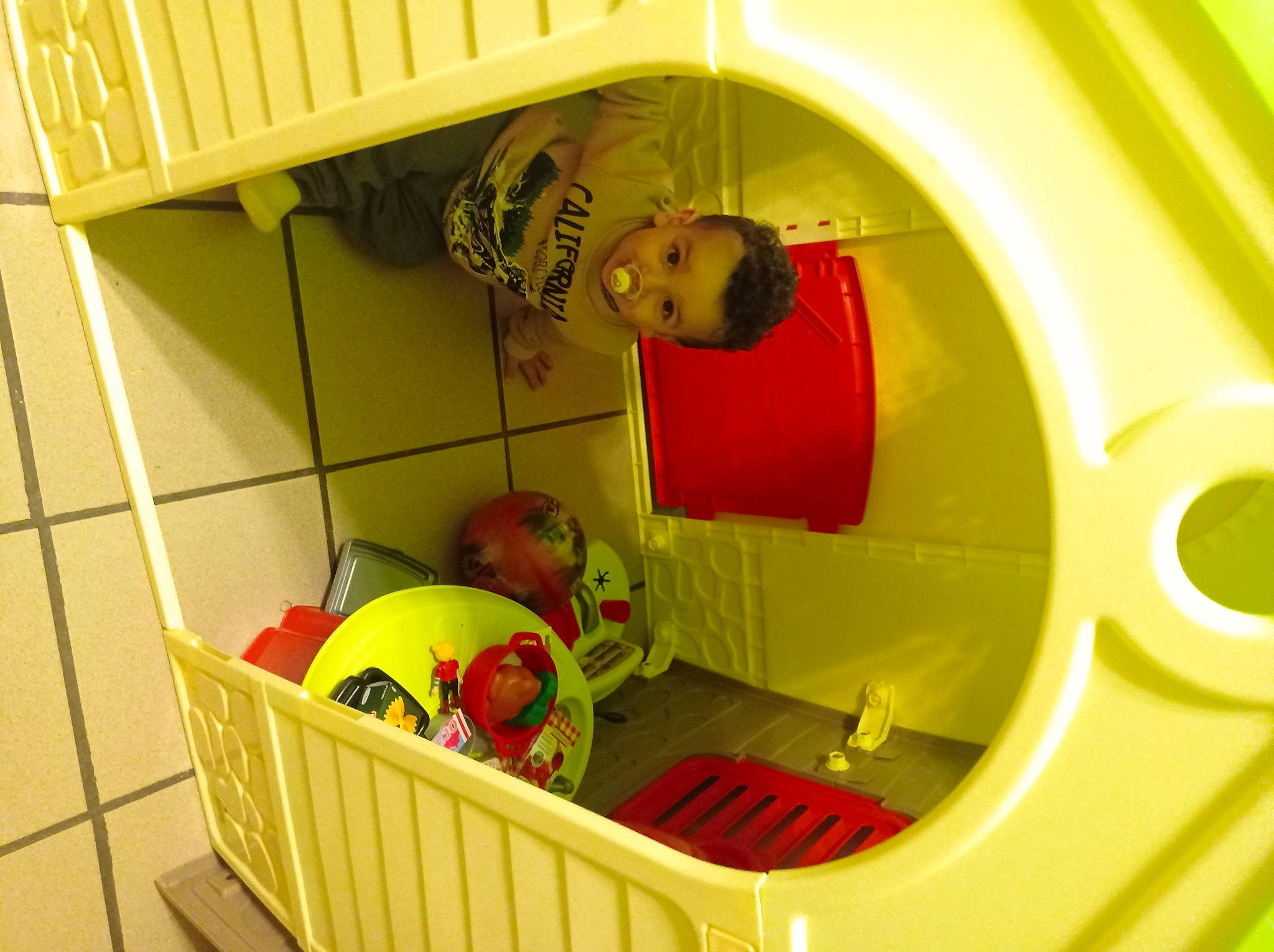 Adam a rejoint le concours — aidez-le/la à gagner de superbes lots ! baby_products, baby_toys, basket, cage, child, circle, flooring, fun, interior_design, person, plastic, product, red, room, shelf, shelving, stairs, storage_basket, toddler, toy