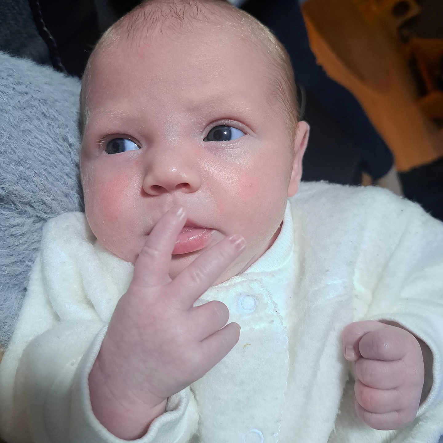 Ylenia a rejoint le concours — aidez-le/la à gagner de superbes lots ! baby, blanket, child, closeup, clothing, cute, expression, face, fingers, hand, indoors, infant, newborn, onesie, person, portrait, resting, skin, sleepwear, soft