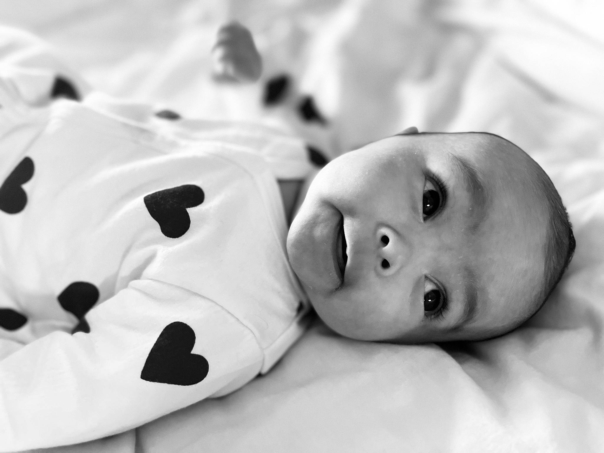 Rosie a rejoint le concours — aidez-le/la à gagner de superbes lots ! baby, baby_toddler_clothing, black, black_and_white, carmine, cheek, child, comfort, flash_photography, happy, linens, mammal, monochrome, monochrome_photography, pattern, person, sleeve, smile, textile, toddler