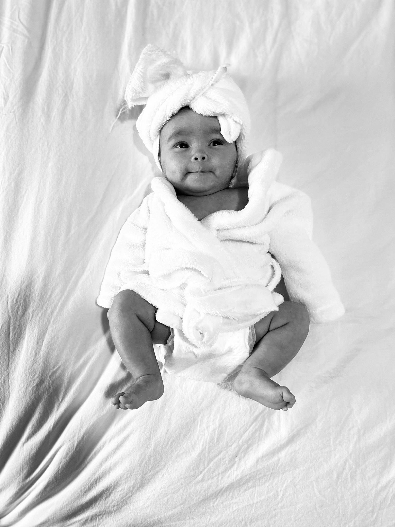 Rosie a rejoint le concours — aidez-le/la à gagner de superbes lots ! art, baby, baby_toddler_clothing, beauty, child, comfort, eye, flash_photography, gesture, grass, happy, headwear, linens, monochrome, monochrome_photography, people_in_nature, person, portrait_photography, sleeve, stock_photography