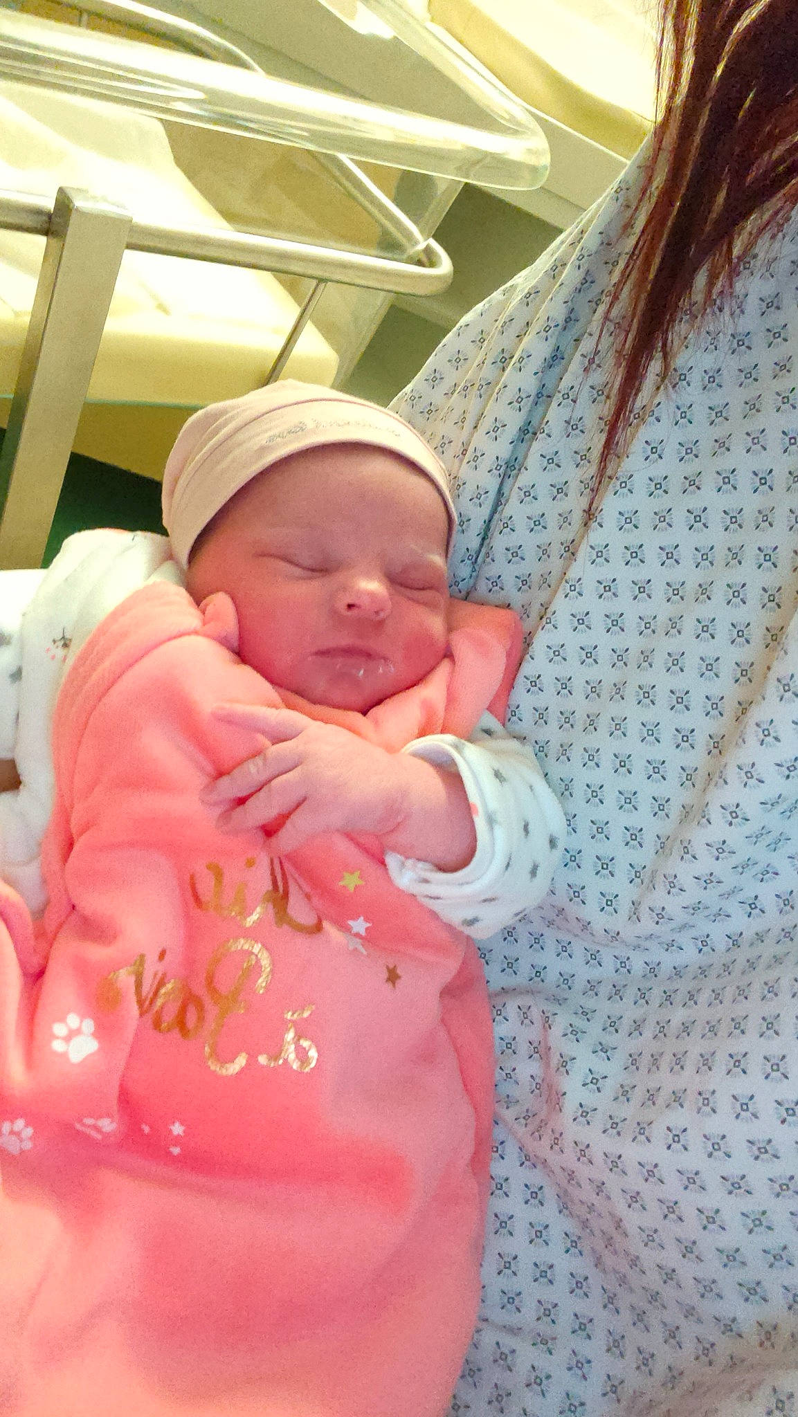 Lexy a rejoint le concours — aidez-le/la à gagner de superbes lots ! abdomen, baby, baby_products, baby_sleeping, baby_toddler_clothing, cap, cheek, child, comfort, hat, linens, mouth, peach, person, product, room, sitting, skin, sleeve, t_shirt