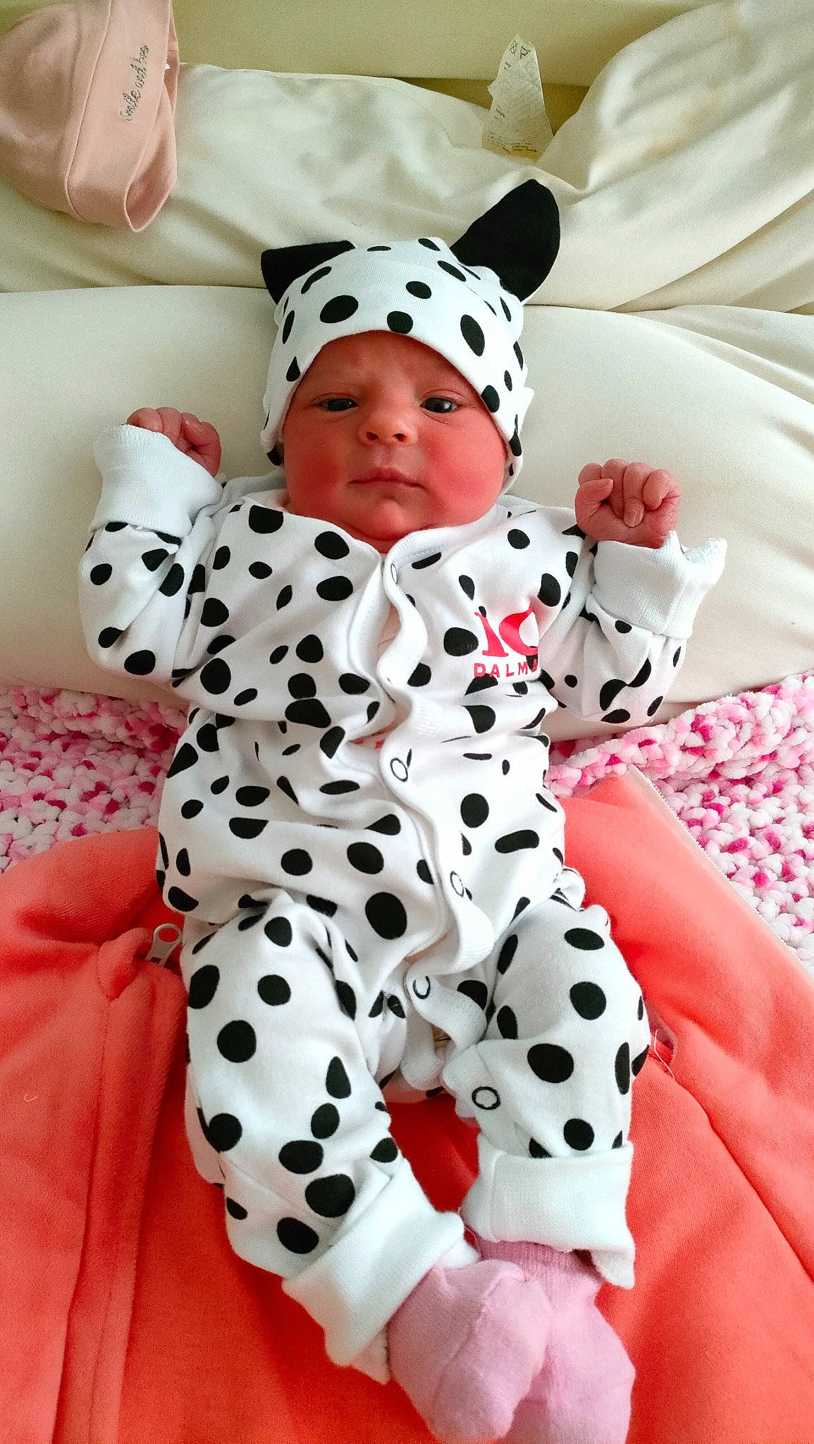 Lexy a rejoint le concours — aidez-le/la à gagner de superbes lots ! baby, baby_toddler_clothing, carmine, child, comfort, costume, fashion_design, flooring, fur, headwear, linens, outerwear, pattern, person, pink, red, sitting, sleeve, textile, thigh