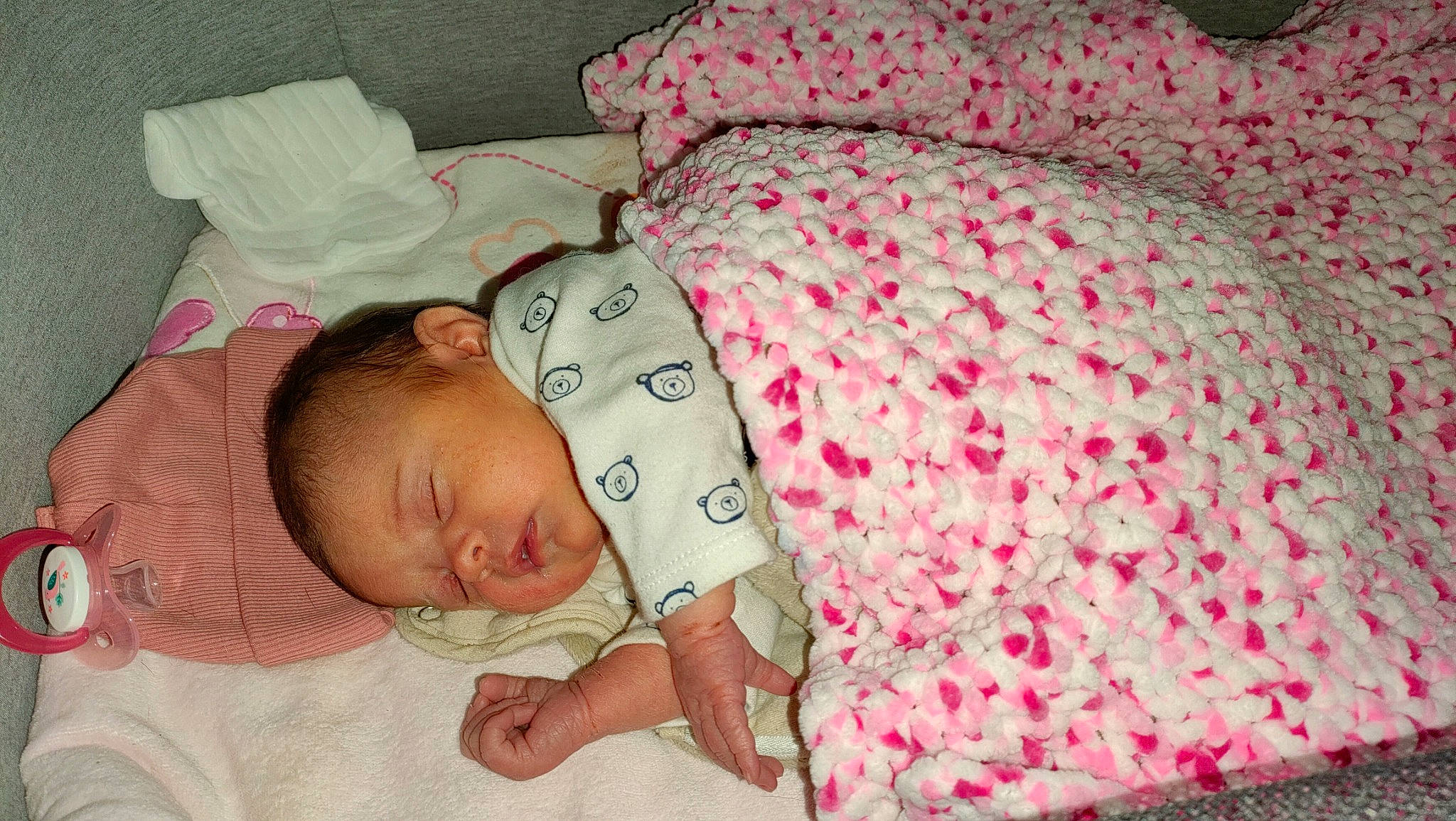 Lexy participe au concours pour gagner de l'argent avec cette photo : baby, baby_sleeping, baby_toddler_clothing, bed, bed_sheet, bedding, bedtime, child, comfort, couch, facial_expression, linens, nap, pattern, person, pink, room, skin, sleeve, textile