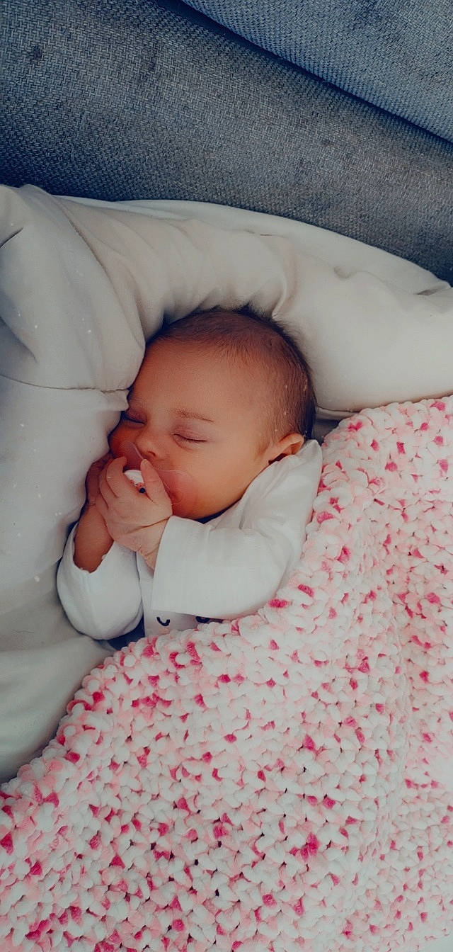 Lexy participe au concours pour gagner de l'argent avec cette photo : baby, baby_sleeping, baby_toddler_clothing, bedtime, carmine, cheek, child, comfort, face, head, linens, lip, mammal, nose, pattern, person, pink, skin, sleep, sleeve