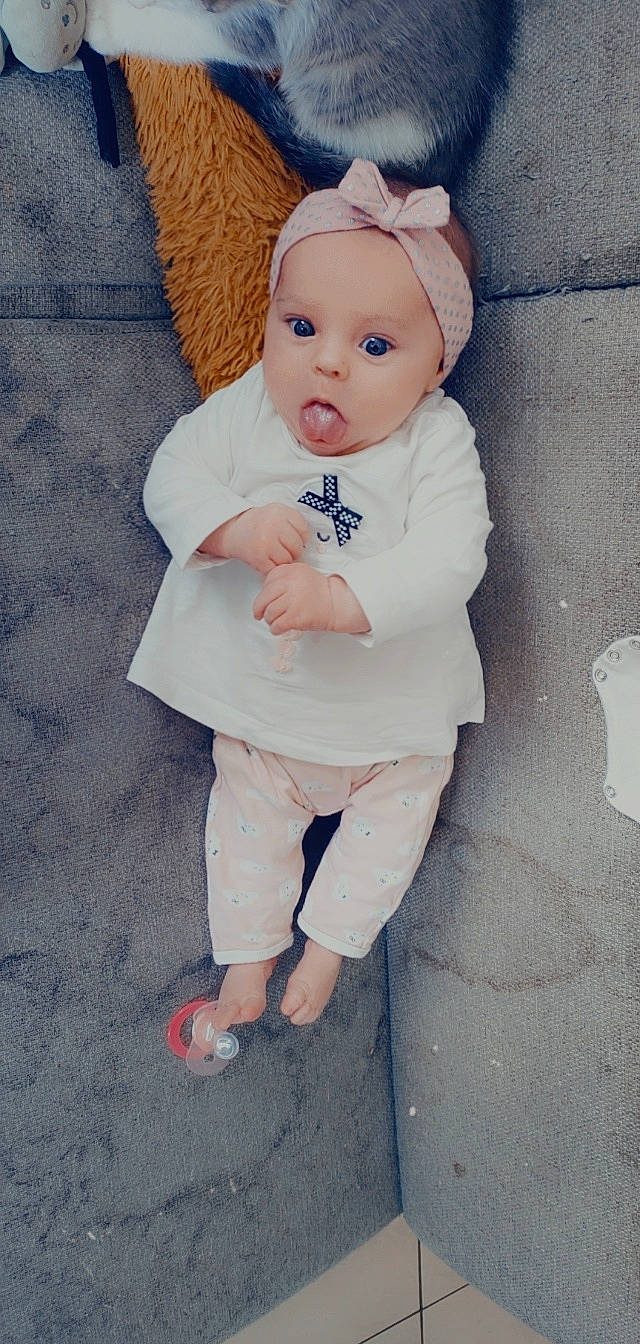 Lexy a rejoint le concours — aidez-le/la à gagner de superbes lots ! baby, baby_toddler_clothing, beanie, cap, cheek, child, costume, costume_hat, fashion_accessory, fur, headband, headwear, knit_cap, lip, person, pink, portrait_photography, product, skin, sleeve