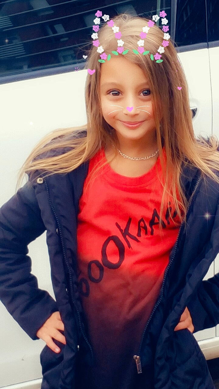 Milena participe au concours pour gagner de l'argent avec cette photo : beauty, blond, brown_hair, cool, fashion, fashion_accessory, fun, girl, hair, hair_accessory, hair_coloring, hairstyle, headgear, human_hair_color, joy, long_hair, person, pink, product, smile