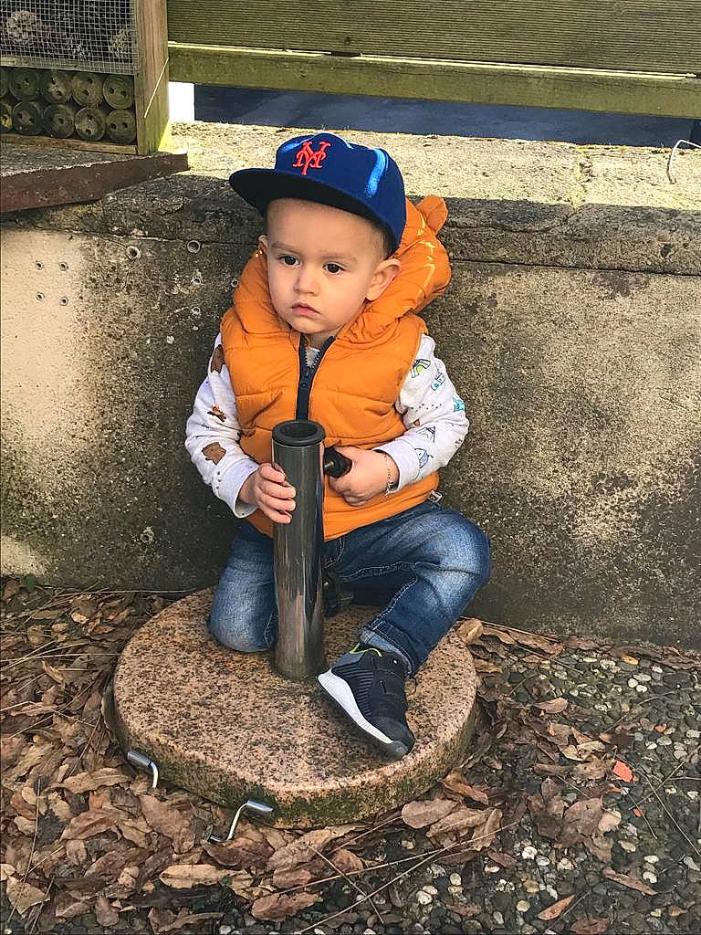 Maël a rejoint le concours — aidez-le/la à gagner de superbes lots ! child, child_model, fun, person, plant, play, sitting, smile, soil, toddler