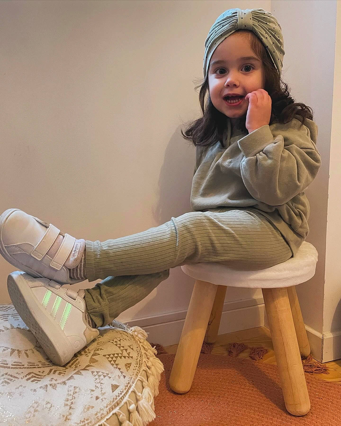 Julia participe au concours pour gagner de l'argent avec cette photo : blond, brown_hair, comfort, eyewear, face, fashion_design, flash_photography, happy, human_leg, knee, leg, long_hair, person, shoe, sitting, skin, sleeve, smile, thigh, waist