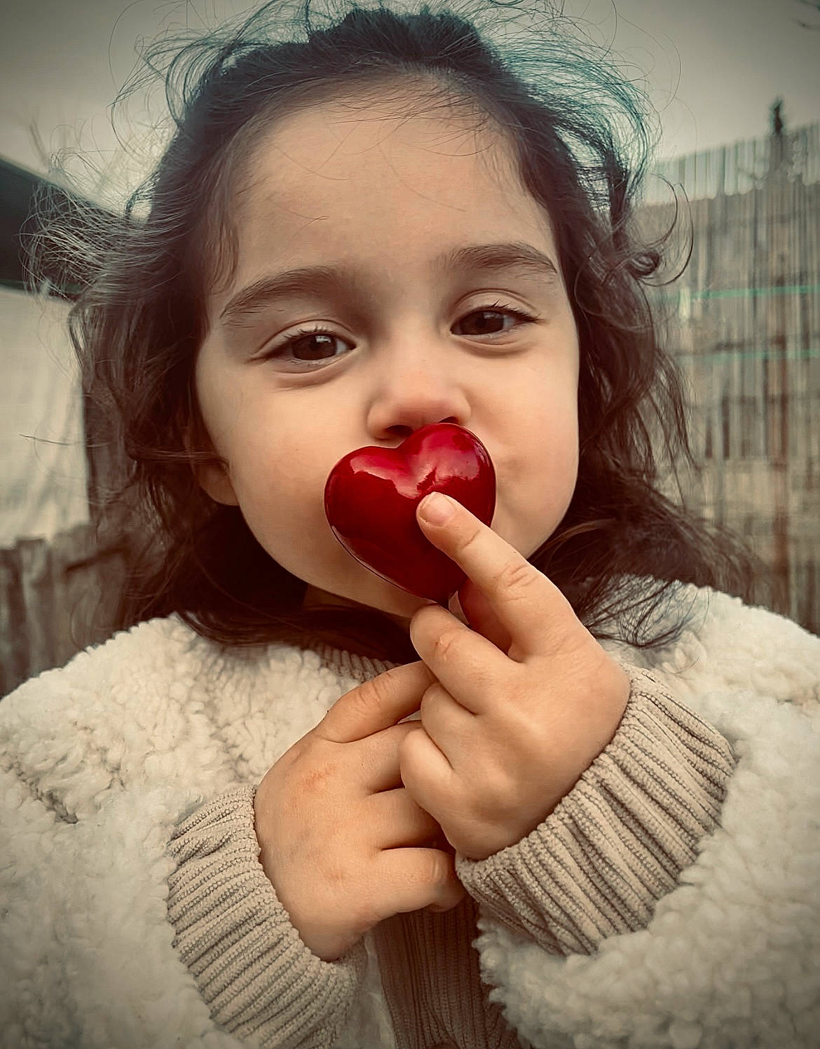Julia a rejoint le concours — aidez-le/la à gagner de superbes lots ! carmine, cheek, close_up, eyelash, finger, flash_photography, food, fruit, gesture, hand, happy, jaw, lip, mouth, nail, natural_foods, neck, nose, person, superfood
