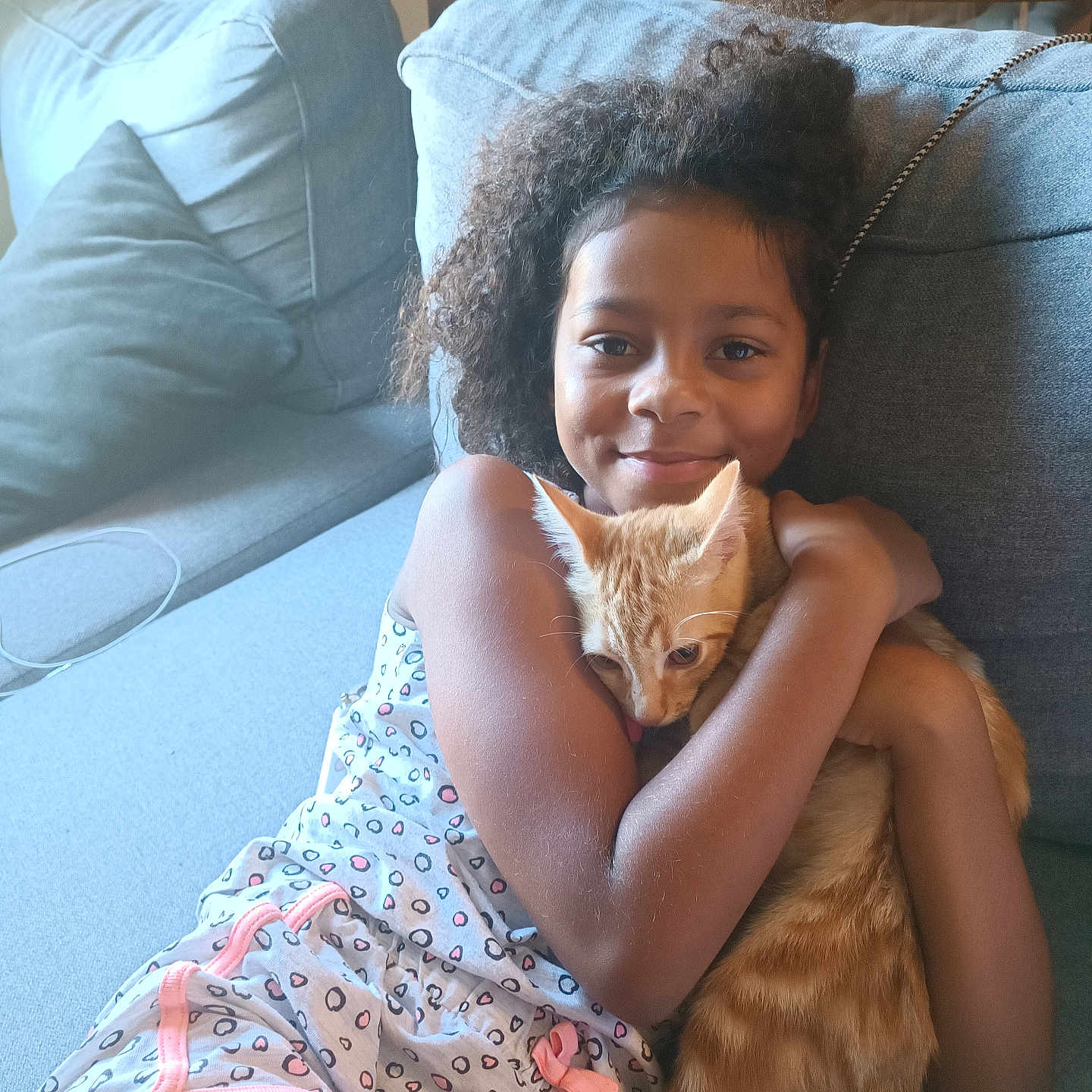 Emma a rejoint le concours — aidez-le/la à gagner de superbes lots ! animal, architecture, building, cat, child, couch, cushion, face, female, furniture, girl, head, homedecor, indoors, kitten, livingroom, person, pet, photography, portrait
