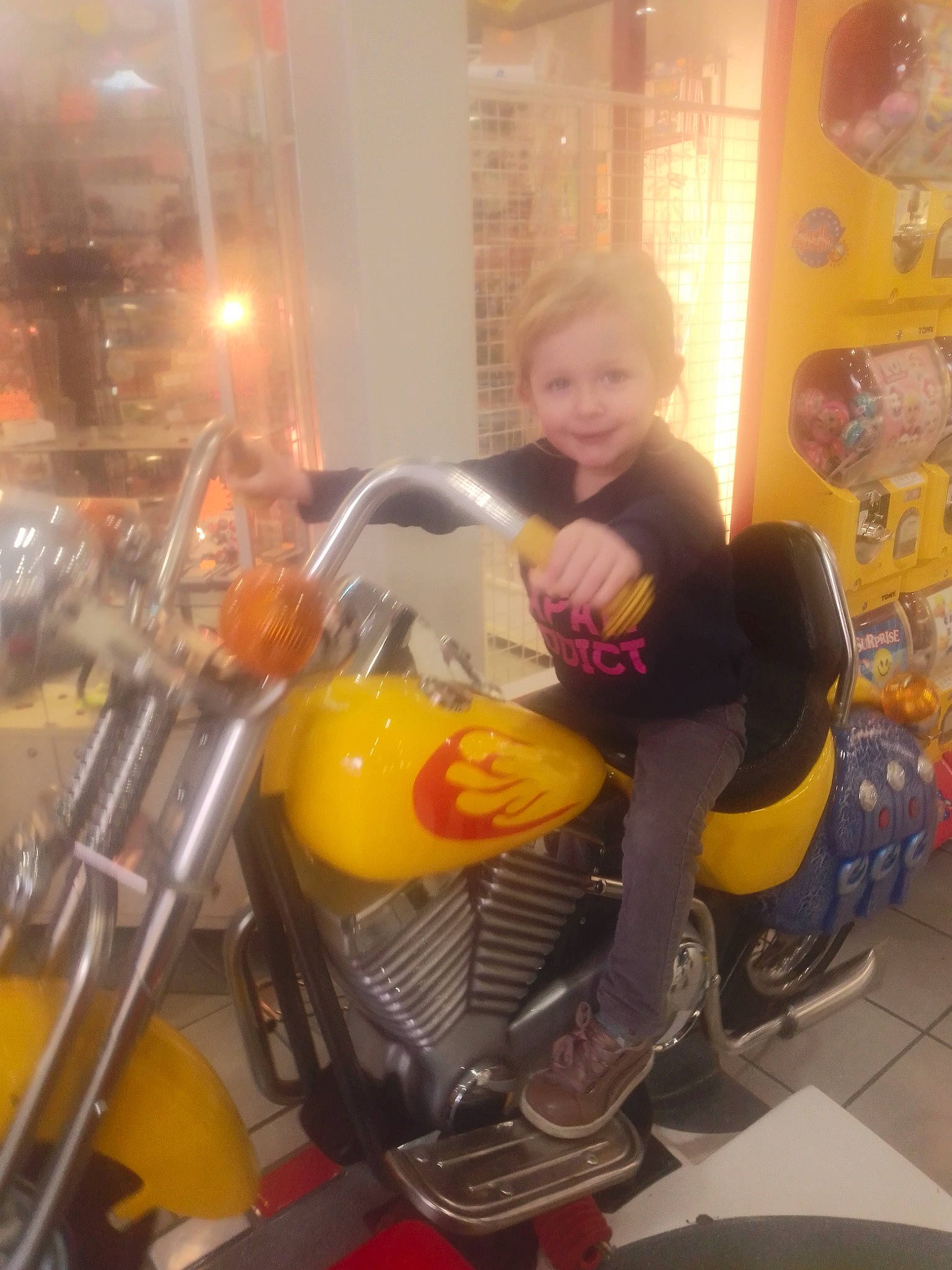 Kimberley a rejoint le concours — aidez-le/la à gagner de superbes lots ! auto_part, automotive_design, automotive_exterior, automotive_lighting, automotive_tire, automotive_wheel_system, blurred, fender, fun, glass, headlamp, joy, motor_vehicle, motorcycle, person, recreation, riding_toy, smile, tire, toddler