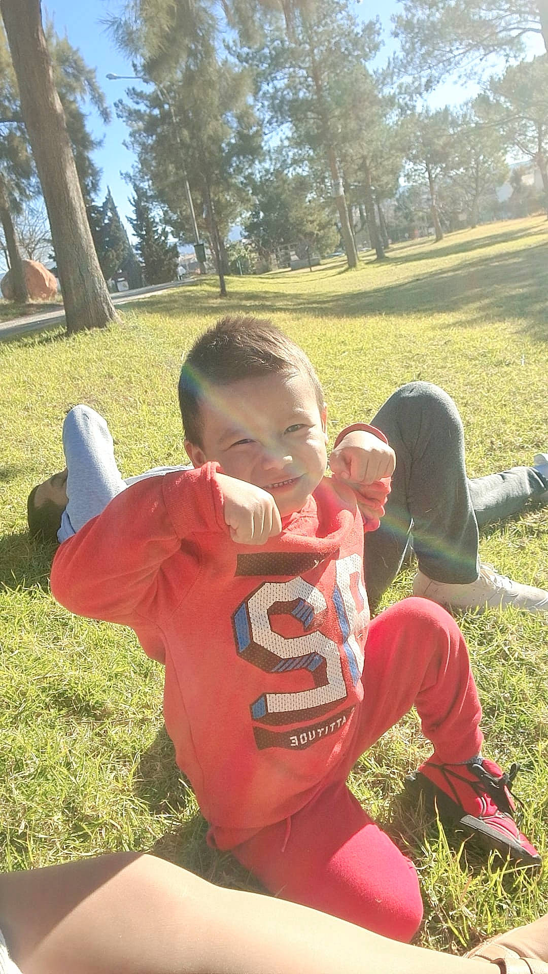 Kilian a rejoint le concours — aidez-le/la à gagner de superbes lots ! baby, baby_toddler_clothing, cool, fun, grass, grass_family, grassland, happy, lawn, leaf, leisure, meadow, people_in_nature, person, plant, recreation, sky, sunlight, t_shirt, toddler