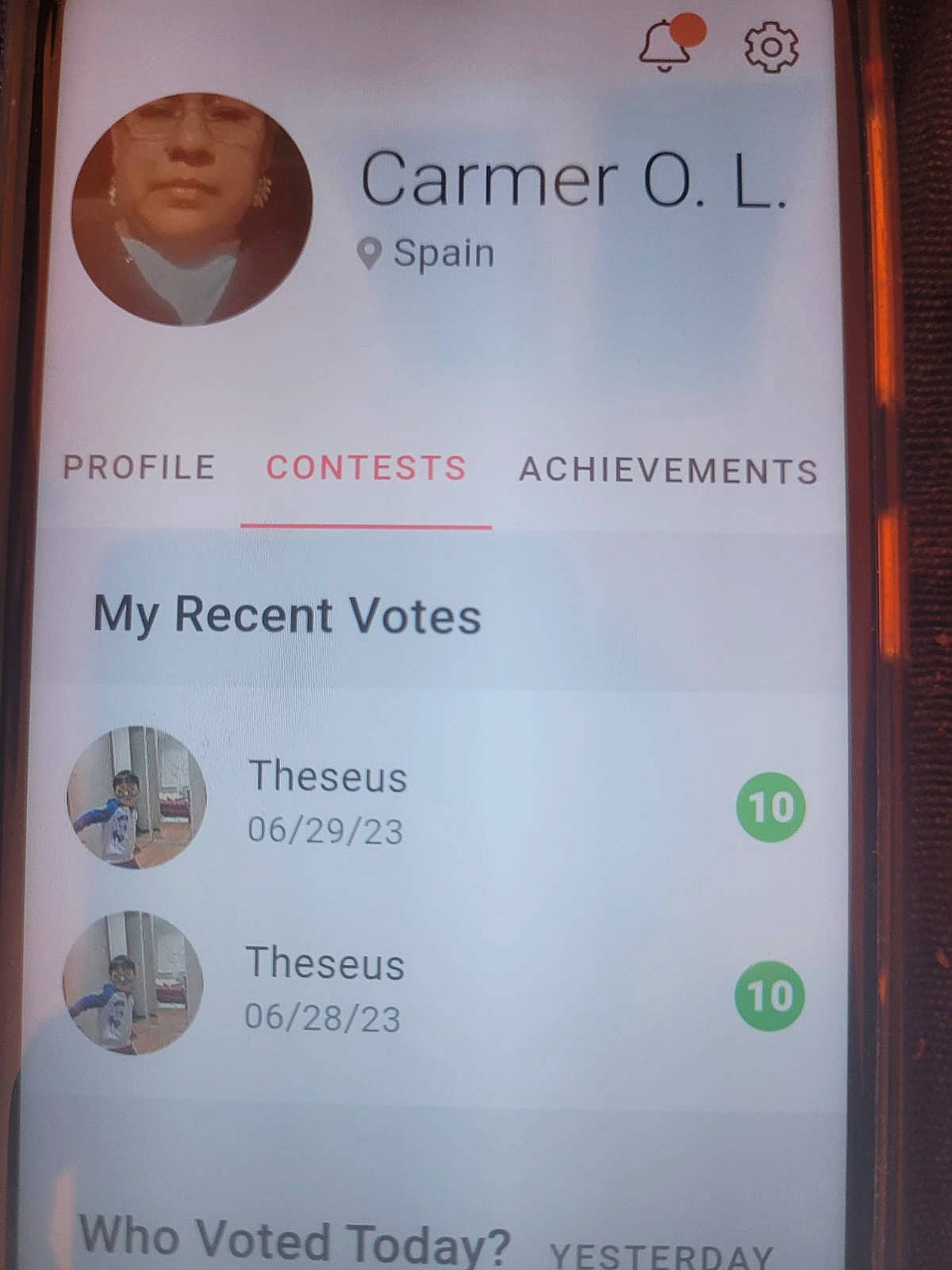 Valentina participe au concours pour gagner de l'argent avec cette photo : advertising, cellular_network, communication_device, display_device, font, gadget, headwear, material_property, mobile_device, mobile_phone, multimedia, person, portable_communications_device, screenshot, signage, telephone, telephony