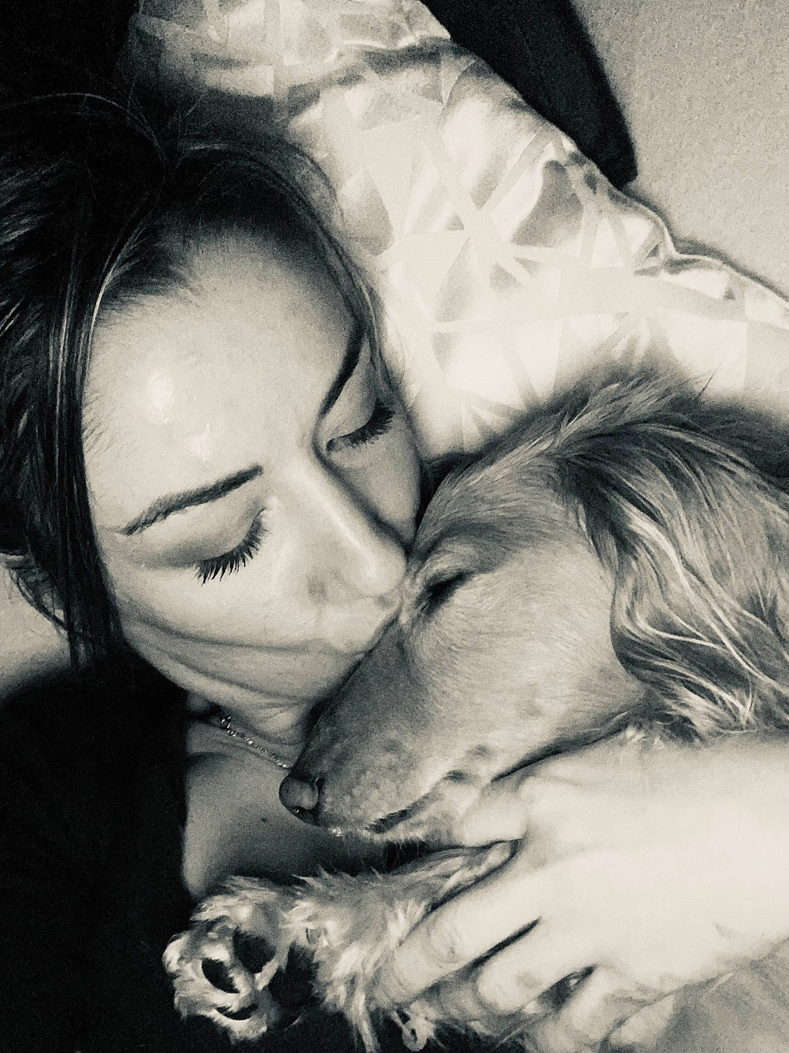 Litchi participe au concours pour gagner de l'argent avec cette photo : black, carnivore, comfort, dog, ear, eye, eyebrow, eyelash, finger, flash_photography, gesture, happy, human, jaw, lip, mouth, nose, organ, skin, style