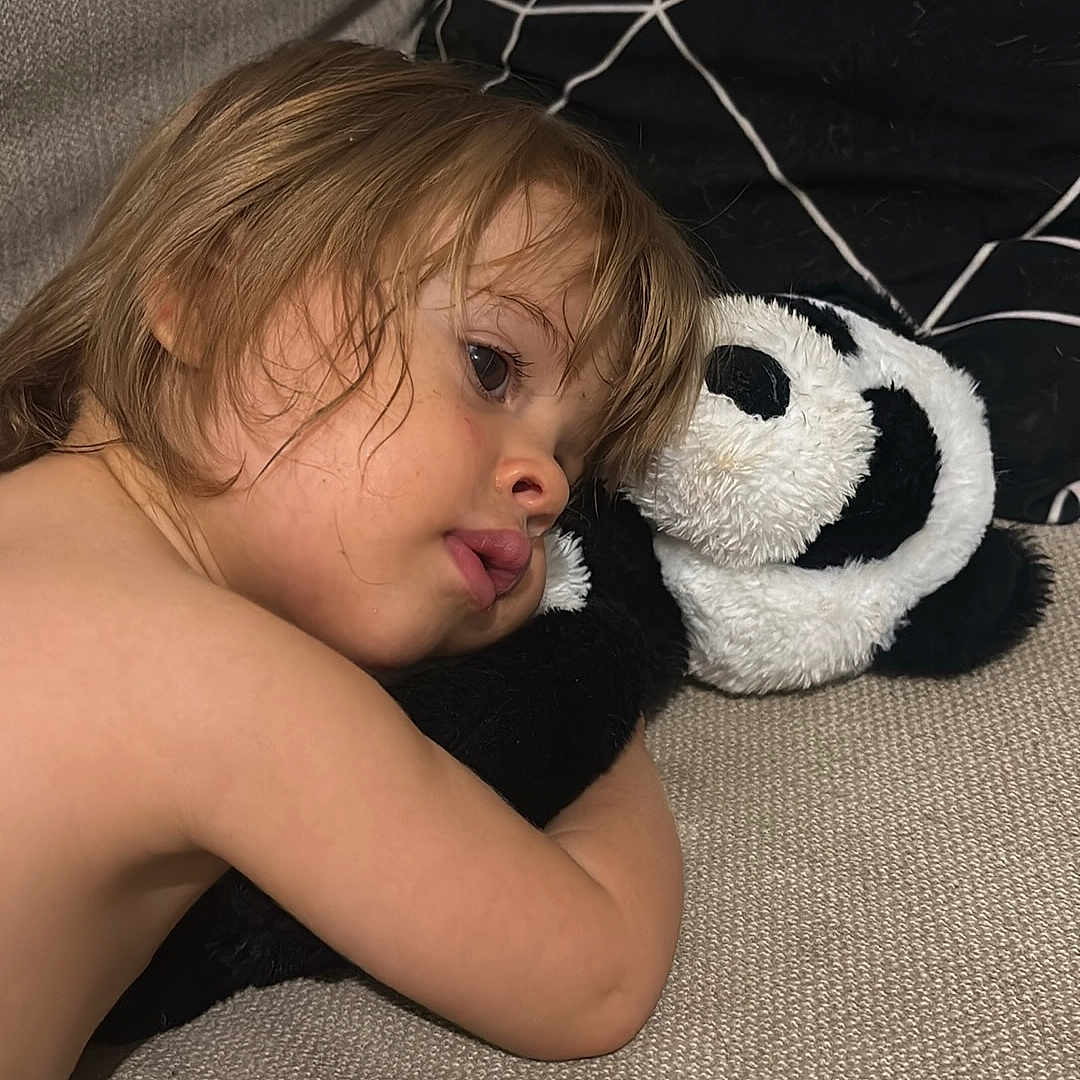 Mélody a rejoint le concours — aidez-le/la à gagner de superbes lots ! blanket, child, closeup, comfort, couch, cozy, cushion, face, hair, hugging, indoors, panda_plushie, plush_toy, portrait, relaxing, resting, sleepy, soft_texture, toddler, young_child