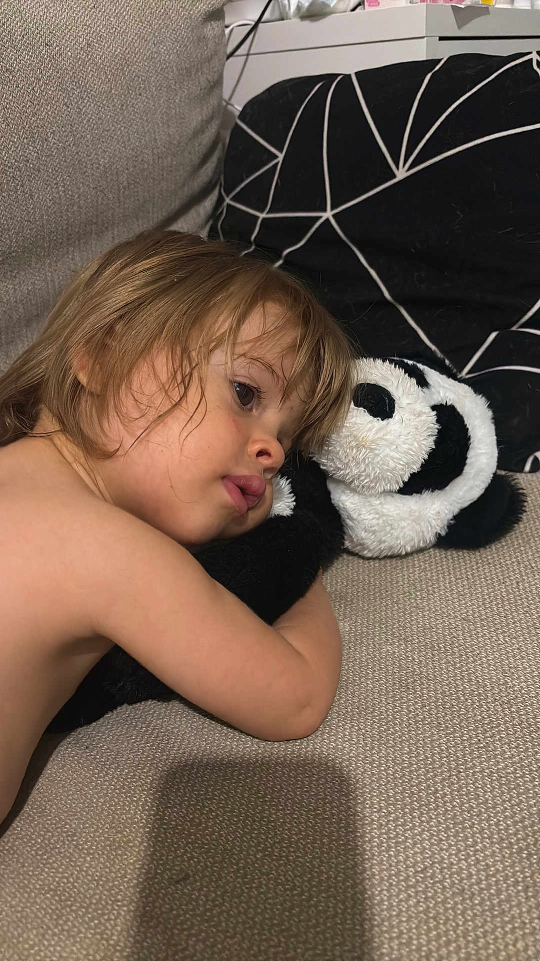 Mélody a rejoint le concours — aidez-le/la à gagner de superbes lots ! child, panda_plushie, couch, cushion, soft_texture, toddler, face, hair, hugging, indoors, relaxing, closeup, cozy, plush_toy, blanket, young_child, sleepy, comfort, portrait, resting
