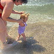 Mélody a rejoint le concours — aidez-le/la à gagner de superbes lots ! child, adult, beach, water, waves, sunlight, sand, swimsuit, summer, happy, playing, family, ocean, vacation, outdoor, person, holding_hands, fun, toddler, shore