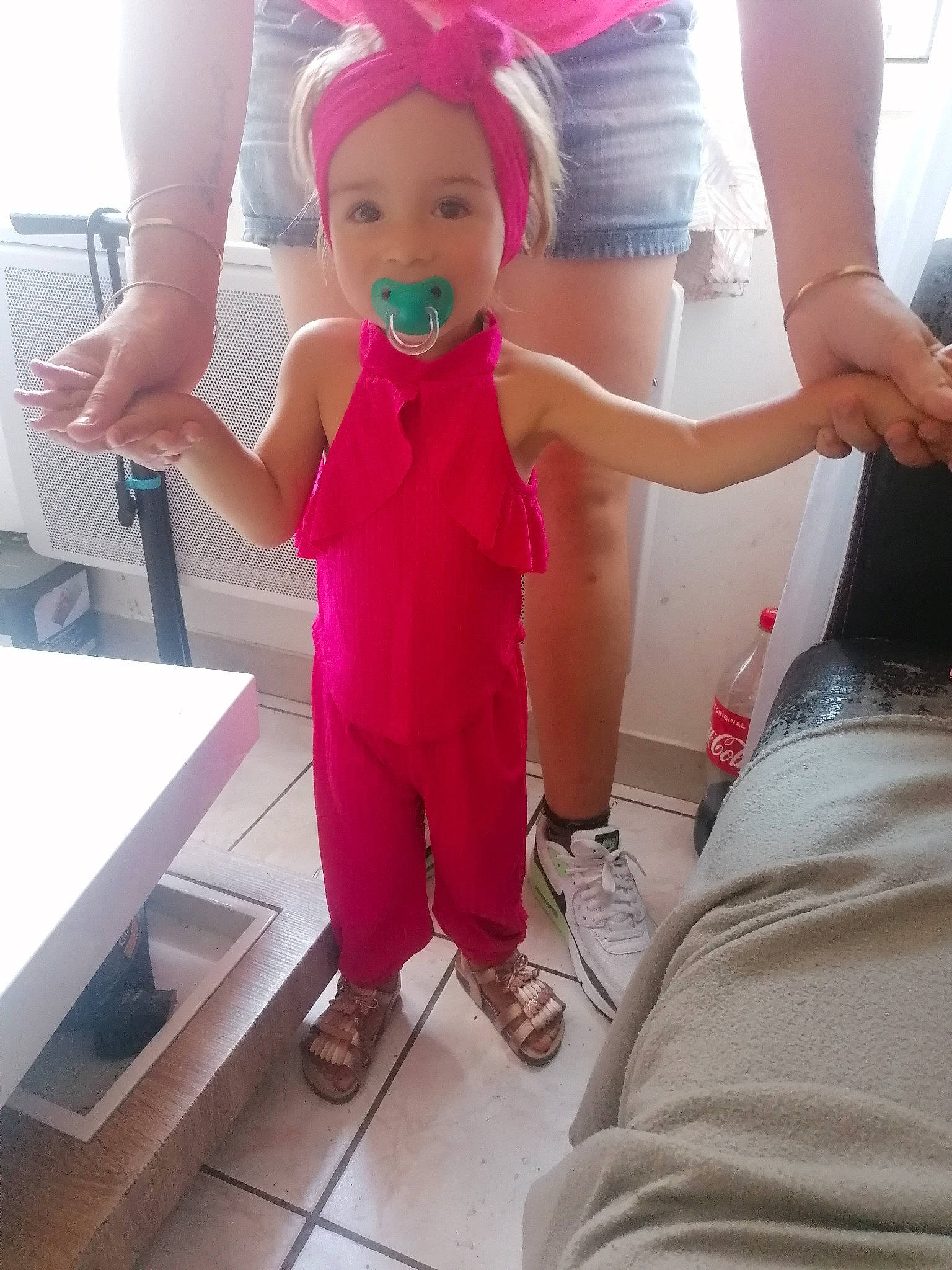 Lyana a rejoint le concours — aidez-le/la à gagner de superbes lots ! cap, child, gesture, hand, happy, hat, headwear, human_leg, joint, leisure, magenta, person, pink, shorts, shoulder, sleeve, smile, sun_hat, t_shirt, thigh