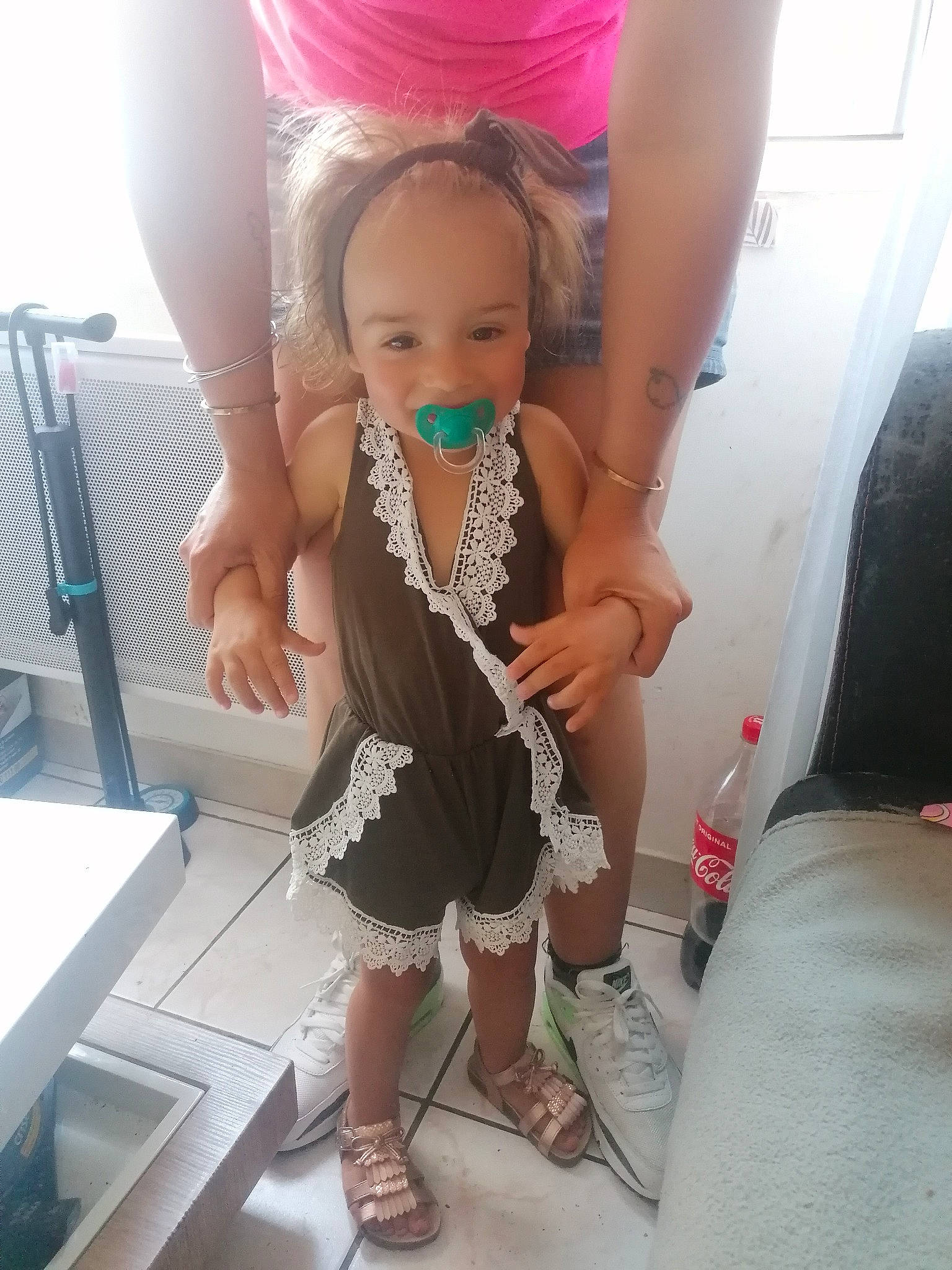 Lyana a rejoint le concours — aidez-le/la à gagner de superbes lots ! eyelash, eyewear, fashion_design, finger, fun, gesture, hairstyle, happy, joint, knee, leg, neck, person, pink, shoulder, skin, standing, t_shirt, thigh, thumb