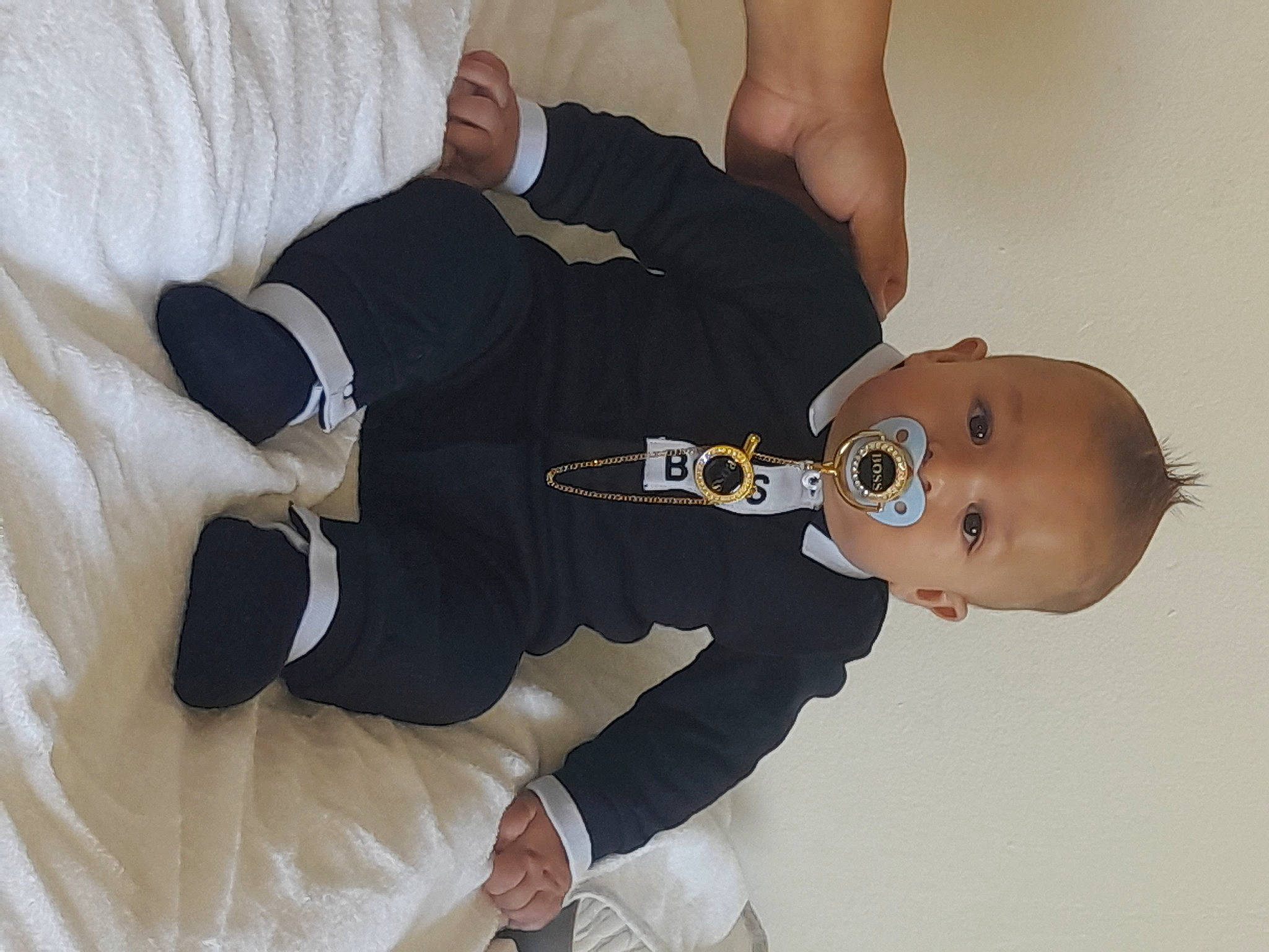 Manu a rejoint le concours — aidez-le/la à gagner de superbes lots ! abdomen, baby, baby_toddler_clothing, chest, child, comfort, elbow, finger, gesture, happy, knee, mammal, person, sitting, sleeve, thigh, thumb, toddler, trunk, vertebrate